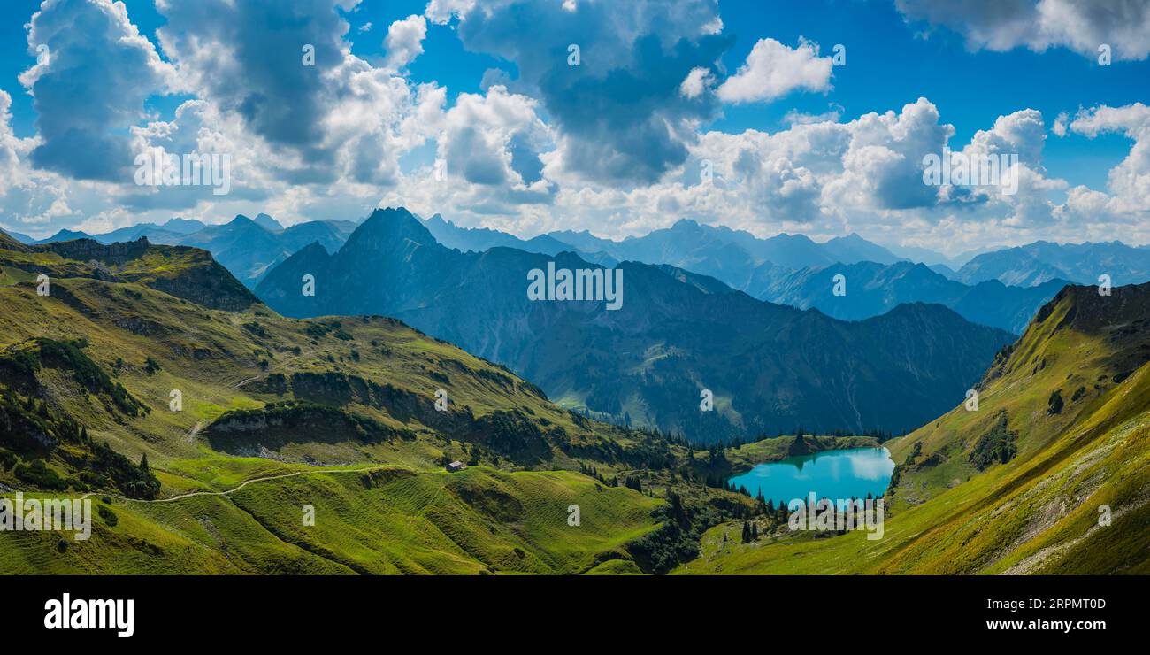 Panorama du Zeigersattel au Seealpsee, à l'arrière à gauche le Höfats 2259m, Alpes de Allgäu, Allgäu, Bavière, Allemagne, Europe Banque D'Images
