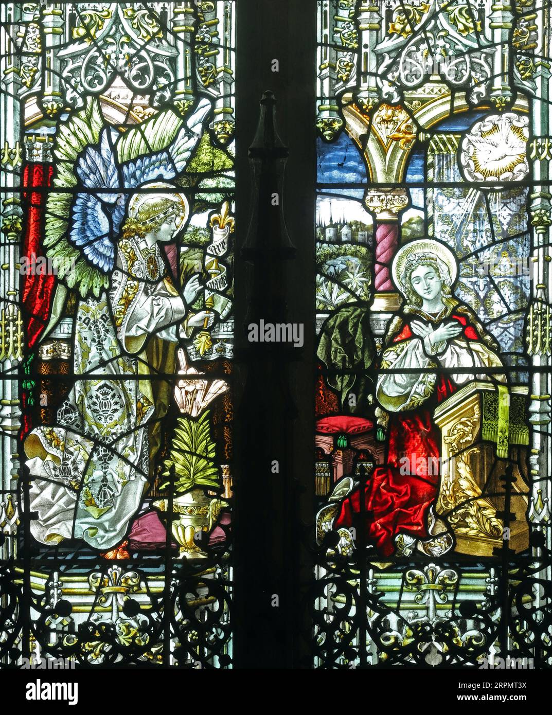 Vitrail de Percy Bacon & Brothers représentant l'Annonciation à la Vierge Marie, église St Mary, North Creake, Norfolk Banque D'Images