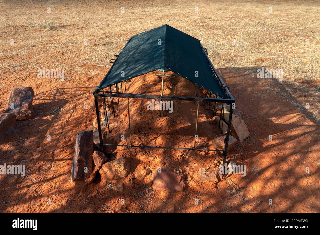 Tombe africaine typique, afrique australe, cimetière dans le village Banque D'Images