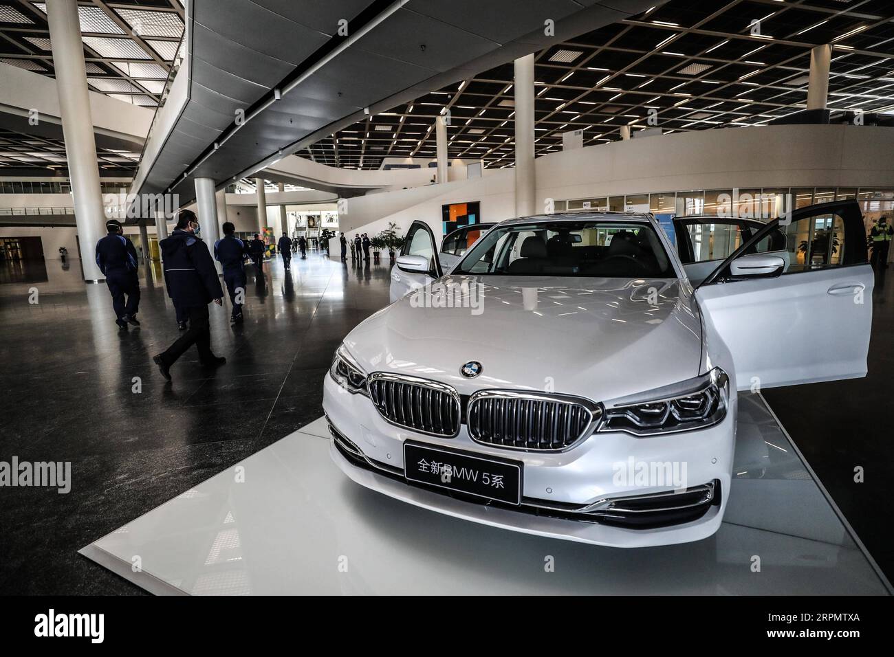 200217 -- SHENYANG, le 17 février 2020 -- des travailleurs sont vus à l'usine Tiexi de BMW Brilliance Automotive BBA à Shenyang, capitale de la province du Liaoning dans le nord-est de la Chine, le 17 février 2020. BMW reprend la production à sa plus grande base de fabrication au monde à Shenyang, avec près de 20 000 employés, y compris ceux de ses partenaires fournisseurs, qui retournent au travail comme prévu. CHINE-SHENYANG-BBA-AUTOMOBILE-REPRENDRE PRODUCTION CN PANXYULONG PUBLICATIONXNOTXINXCHN Banque D'Images