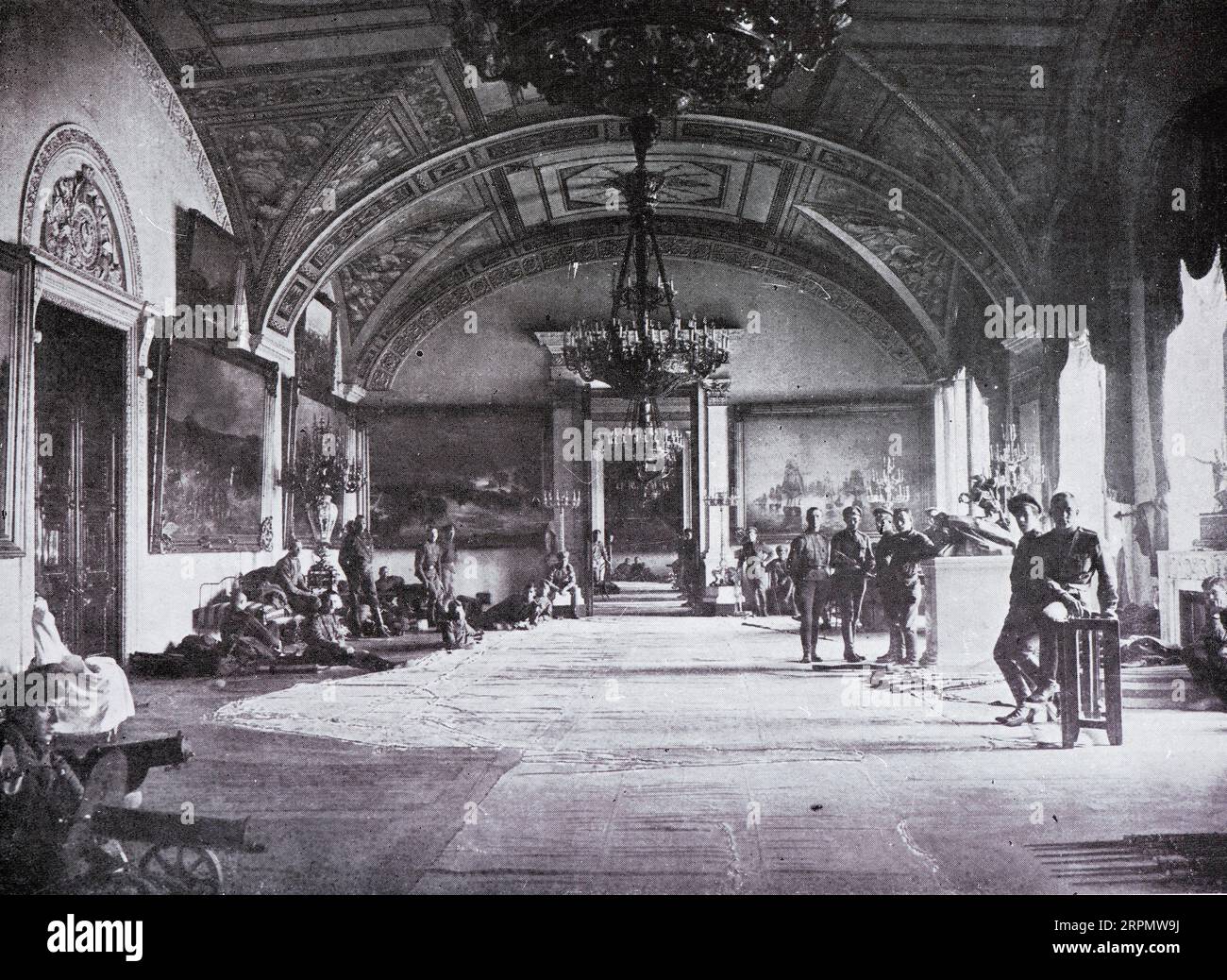 Officier cadet soutenant le gouvernement Kerensky au Palais d'hiver, 1917, Saint-Pétersbourg, Russie Banque D'Images