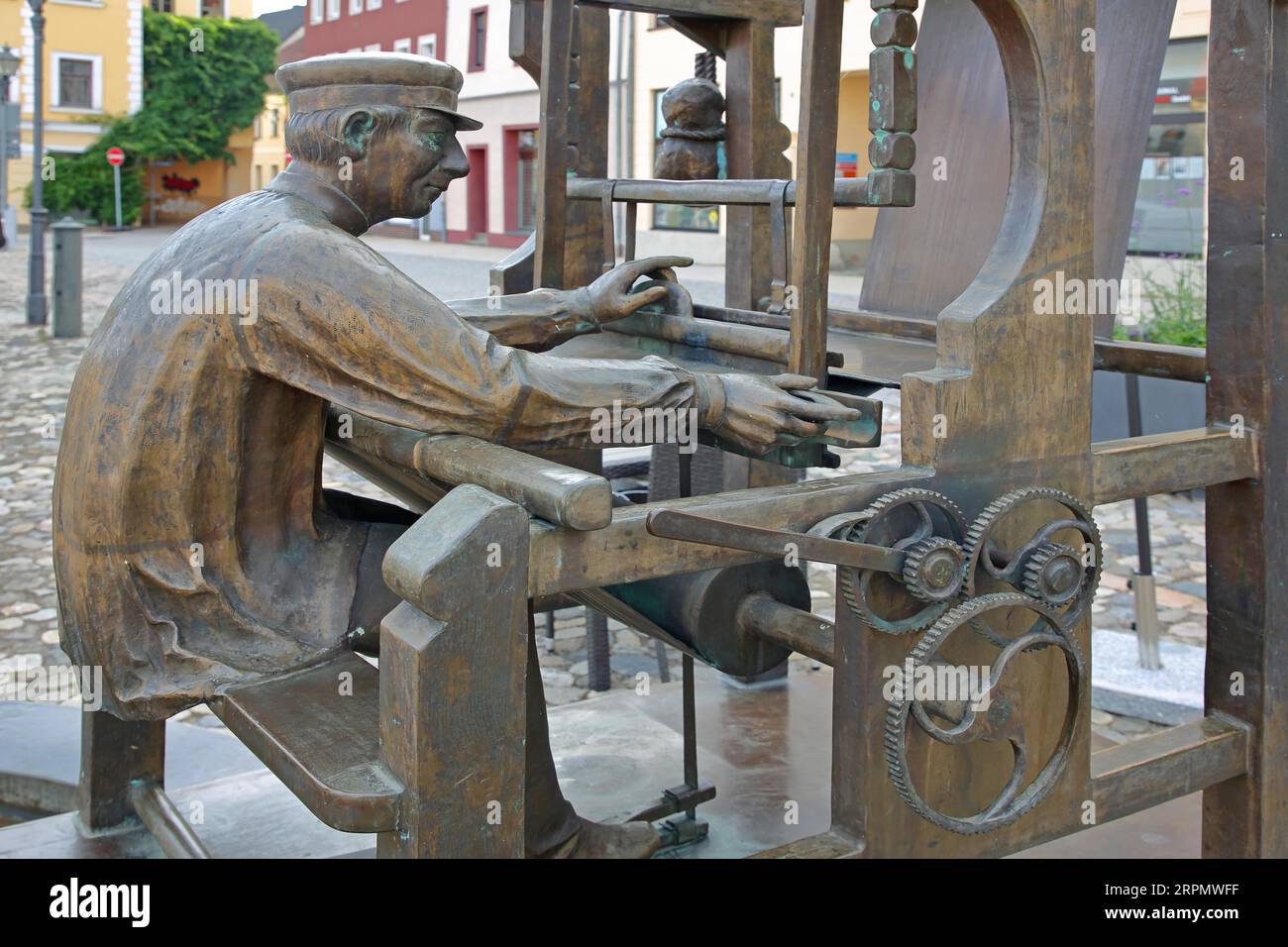 Fontaine du marché avec métier à tisser à main de sculpture de tisserand par Bonifatius Stirnberg 2001, symbole de l'industrie textile historique et fabriquant de tissus, usine de tissage Banque D'Images