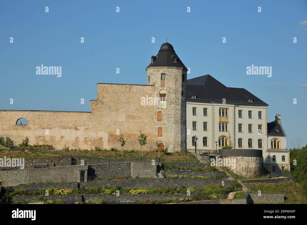 Tour du château avec fortifications de la ville et construction de l'université d'éducation coopérative, Plauen, Vogtland, Saxe, Allemagne Banque D'Images