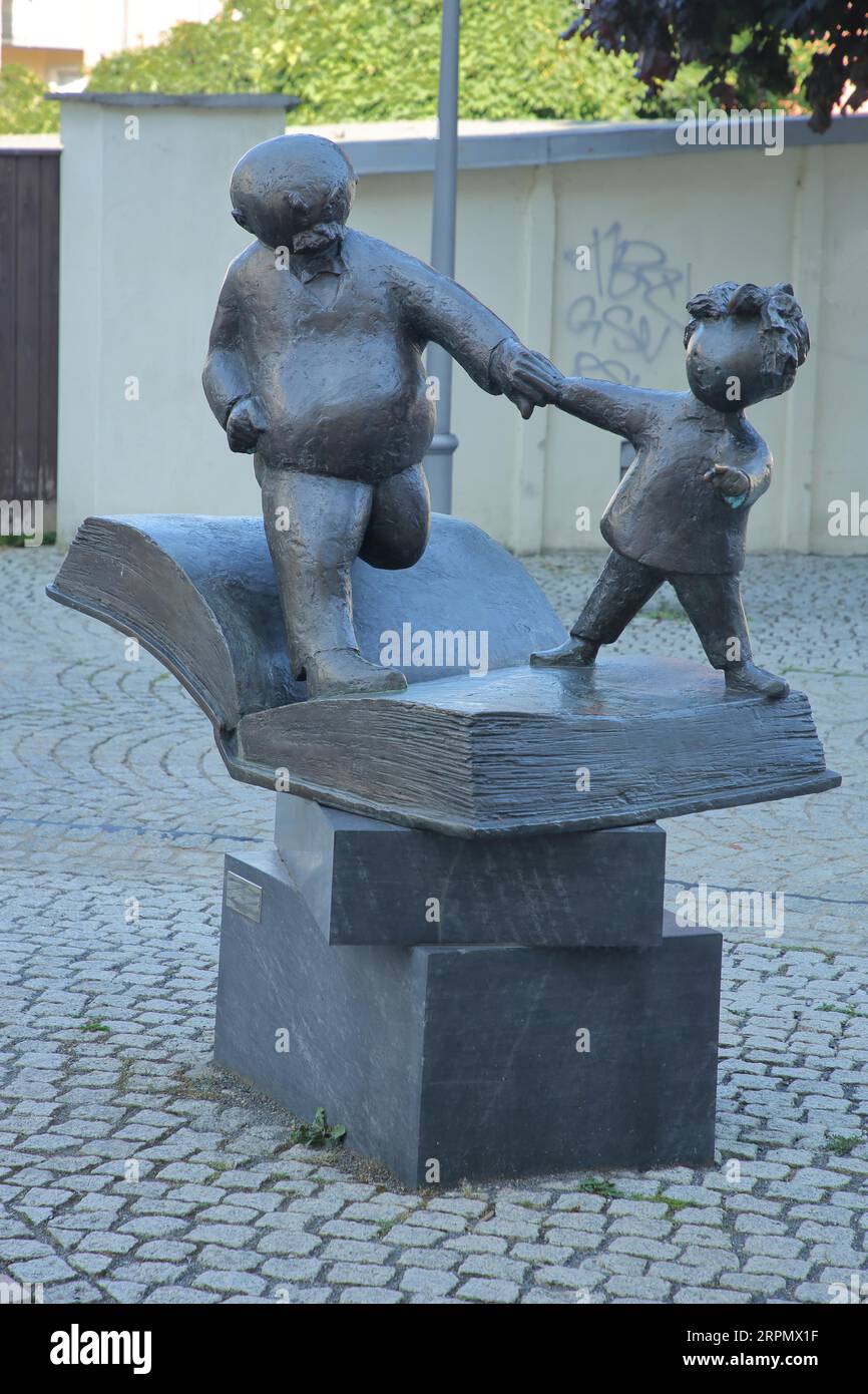 Sculpture Père et fils de Erik Seidel 1995, livre, dans, sur, ouvert, ouvert, chiffres, deux, bronze, geste, geste, gris, debout, tenir, étirer, mains Banque D'Images