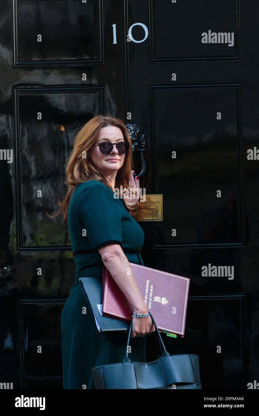 Downing Street, Londres, Royaume-Uni. 5 septembre 2023. Gillian Keegan, secrétaire d'État à l'éducation, assiste à la première réunion hebdomadaire du Cabinet au 10 Downing Street depuis son retour des vacances d'été. Photo par Amanda Rose/Alamy Live News Banque D'Images