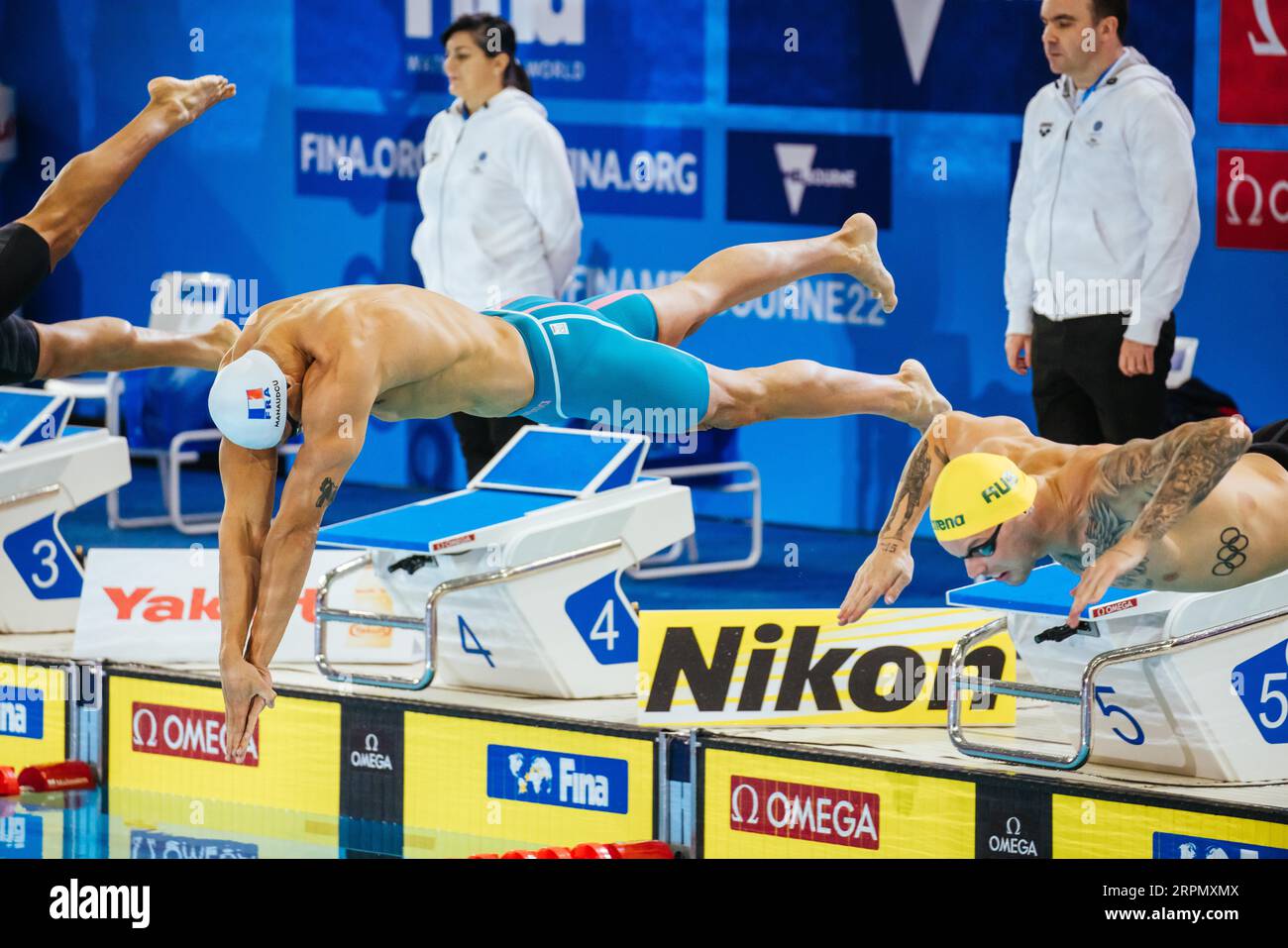 MELBOURNE, AUSTRALIE, 16 DÉCEMBRE : Florent MANAUDOU (FRA) entre dans l'eau en demi-finale du 50m libre masculin le quatrième jour du monde FINA 2022 Banque D'Images