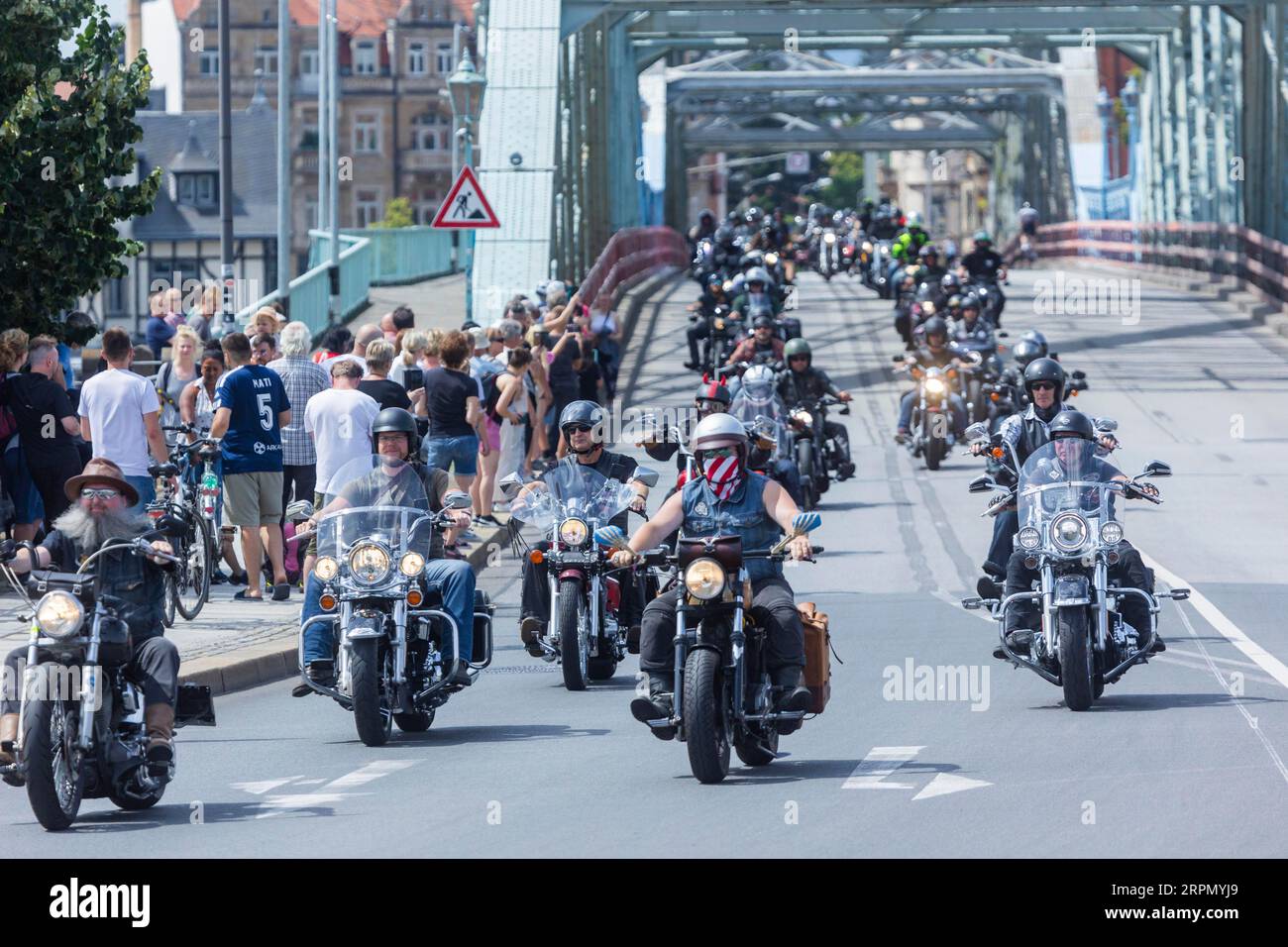 Harley Days Dresden, grand tour à travers la ville, ici au pont de l'Elbe Blaue Wunder Banque D'Images