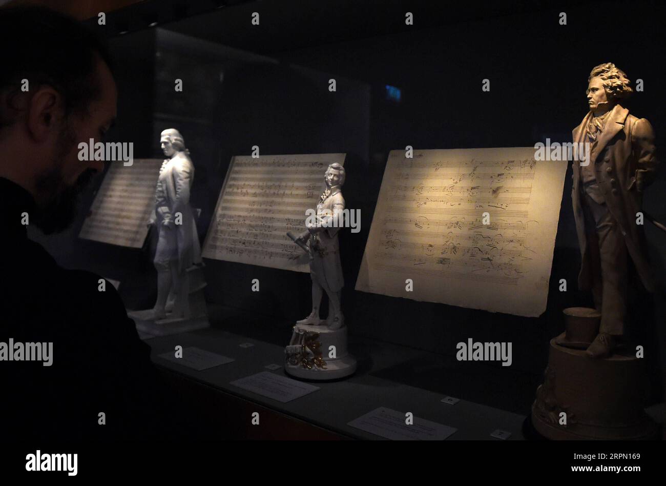 200219 -- VIENNE, le 19 février 2020 -- Un visiteur voit l'exposition spéciale de la Triade de la première école viennoise : HAYDN-MOZART-BEETHOVEN au musée de la maison Mozart, Vienne, Autriche, le 19 février 2020. L exposition, qui fait partie d une série d événements marquant le 250e anniversaire de la naissance de Beethoven, a lieu du 19 février 2020 au 31 janvier 2021. AUTRICHE-VIENNE-EXPOSITION-HAYDN-MOZART-BEETHOVEN GUOXCHEN PUBLICATIONXNOTXINXCHN Banque D'Images