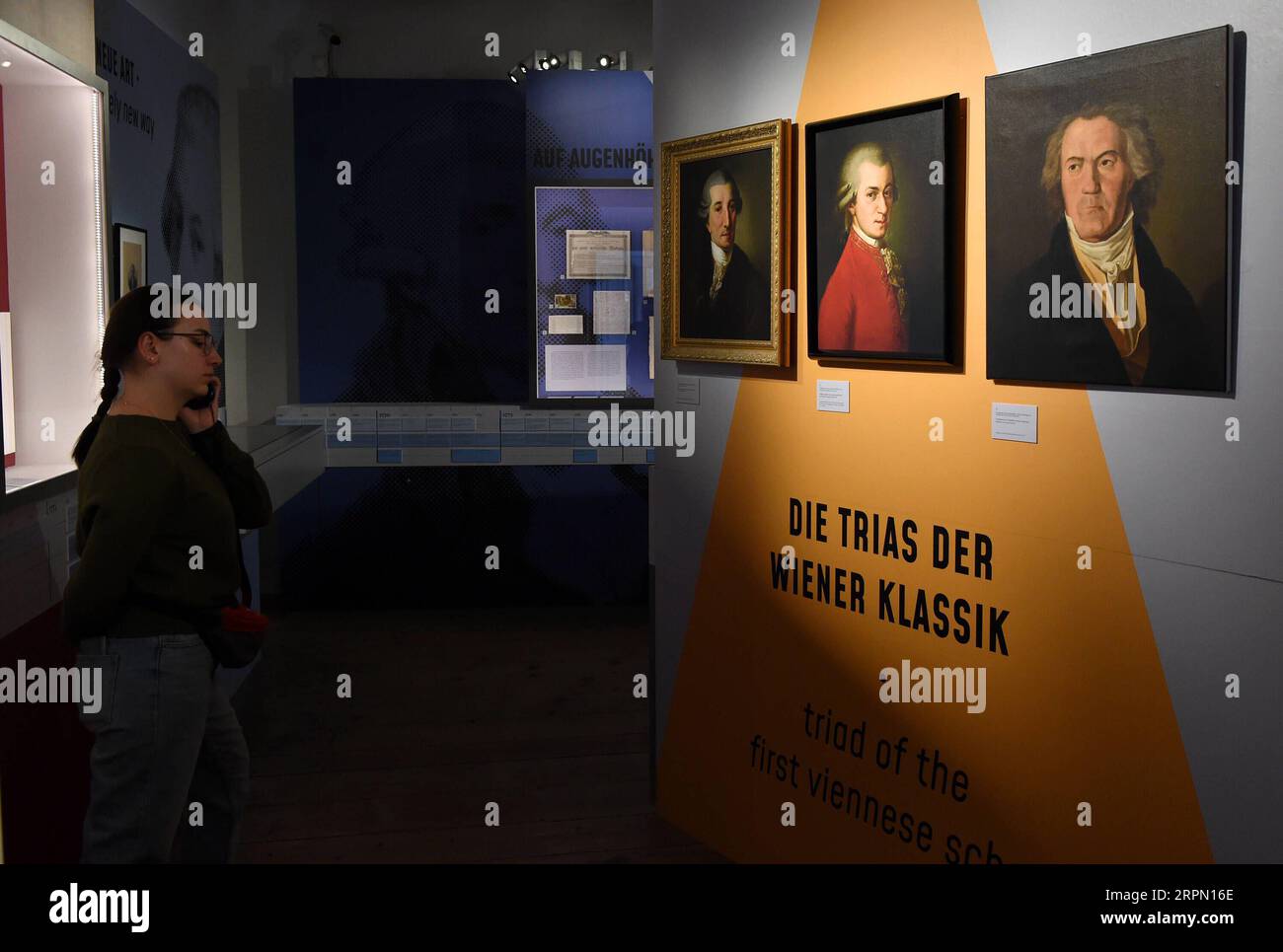 200219 -- VIENNE, le 19 février 2020 -- Un visiteur voit l'exposition spéciale de la Triade de la première école viennoise : HAYDN-MOZART-BEETHOVEN au musée de la maison Mozart, Vienne, Autriche, le 19 février 2020. L exposition, qui fait partie d une série d événements marquant le 250e anniversaire de la naissance de Beethoven, a lieu du 19 février 2020 au 31 janvier 2021. AUTRICHE-VIENNE-EXPOSITION-HAYDN-MOZART-BEETHOVEN GUOXCHEN PUBLICATIONXNOTXINXCHN Banque D'Images