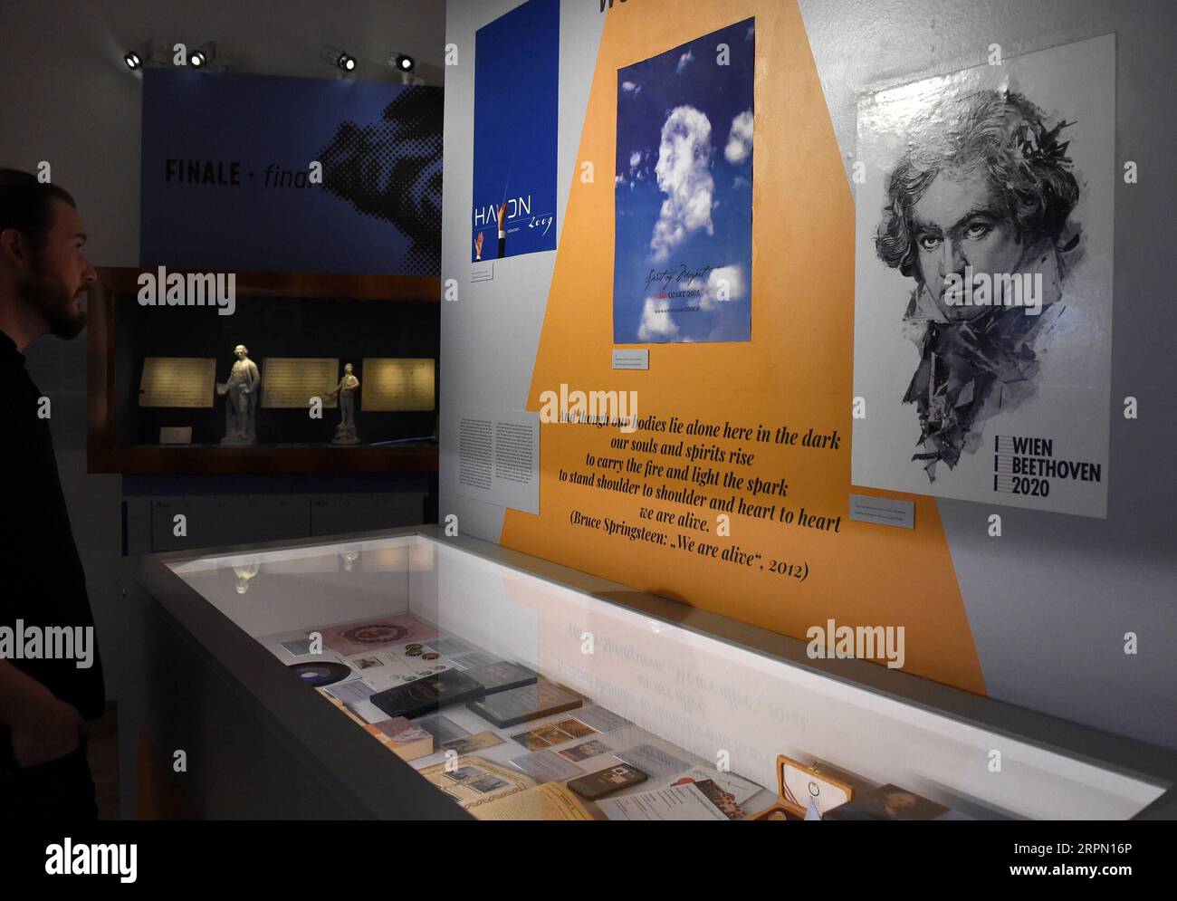 200219 -- VIENNE, le 19 février 2020 -- Un visiteur voit l'exposition spéciale de la Triade de la première école viennoise : HAYDN-MOZART-BEETHOVEN au musée de la maison Mozart, Vienne, Autriche, le 19 février 2020. L exposition, qui fait partie d une série d événements marquant le 250e anniversaire de la naissance de Beethoven, a lieu du 19 février 2020 au 31 janvier 2021. AUTRICHE-VIENNE-EXPOSITION-HAYDN-MOZART-BEETHOVEN GUOXCHEN PUBLICATIONXNOTXINXCHN Banque D'Images