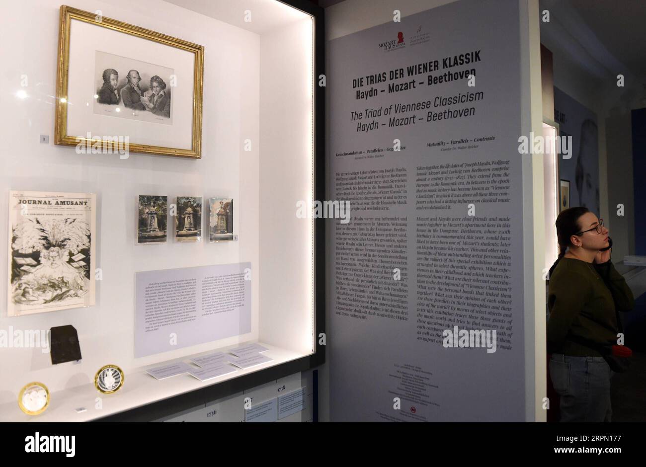 200219 -- VIENNE, le 19 février 2020 -- Un visiteur voit l'exposition spéciale de la Triade de la première école viennoise : HAYDN-MOZART-BEETHOVEN au musée de la maison Mozart, Vienne, Autriche, le 19 février 2020. L exposition, qui fait partie d une série d événements marquant le 250e anniversaire de la naissance de Beethoven, a lieu du 19 février 2020 au 31 janvier 2021. AUTRICHE-VIENNE-EXPOSITION-HAYDN-MOZART-BEETHOVEN GUOXCHEN PUBLICATIONXNOTXINXCHN Banque D'Images