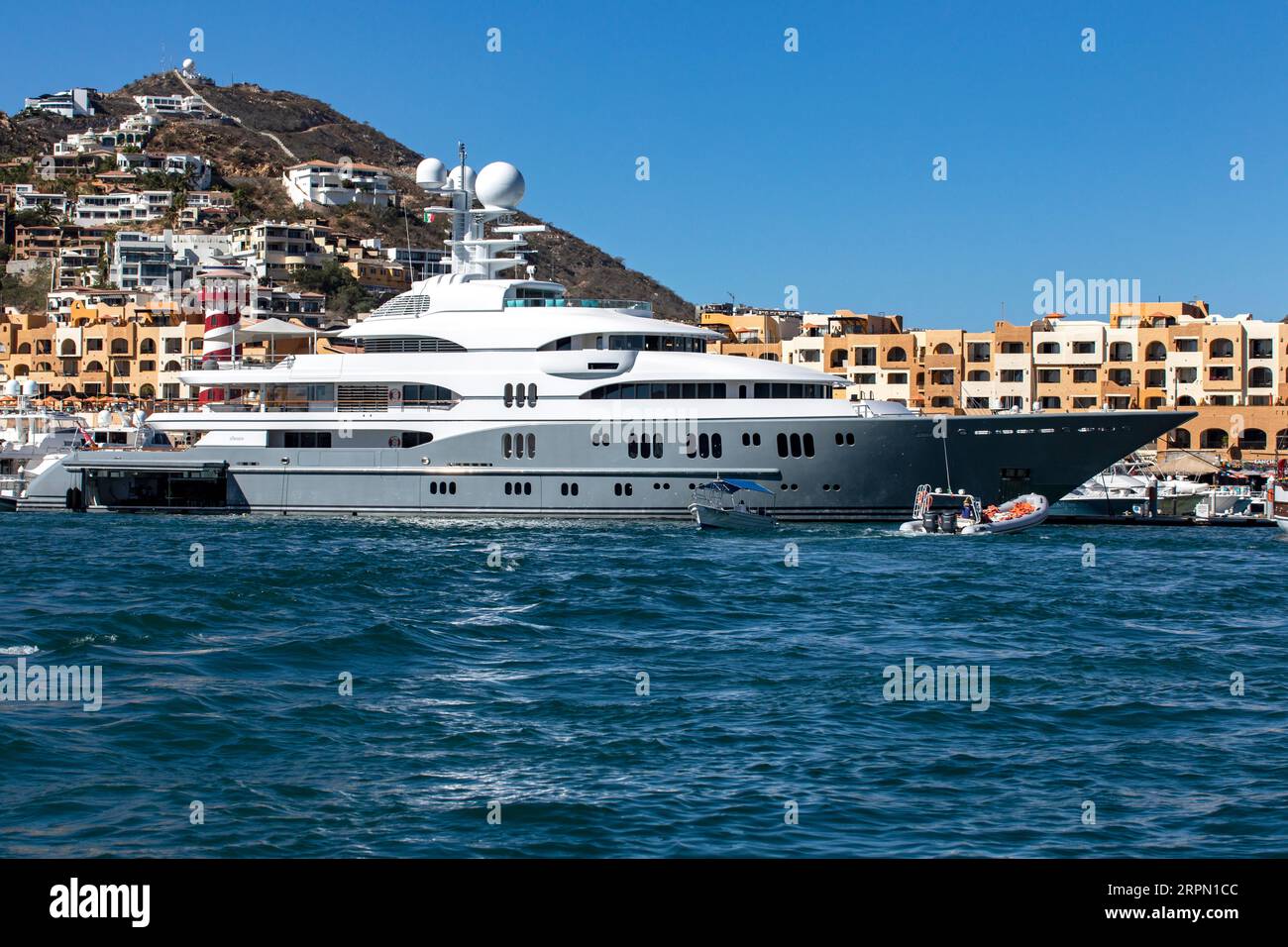 Majestueux yacht de luxe amarré à l'embarcadère du port de Cabo San Lucas au Mexique, d'où vous pourrez prendre le cap pour la mer de Cortez ou le Pacifique O. Banque D'Images