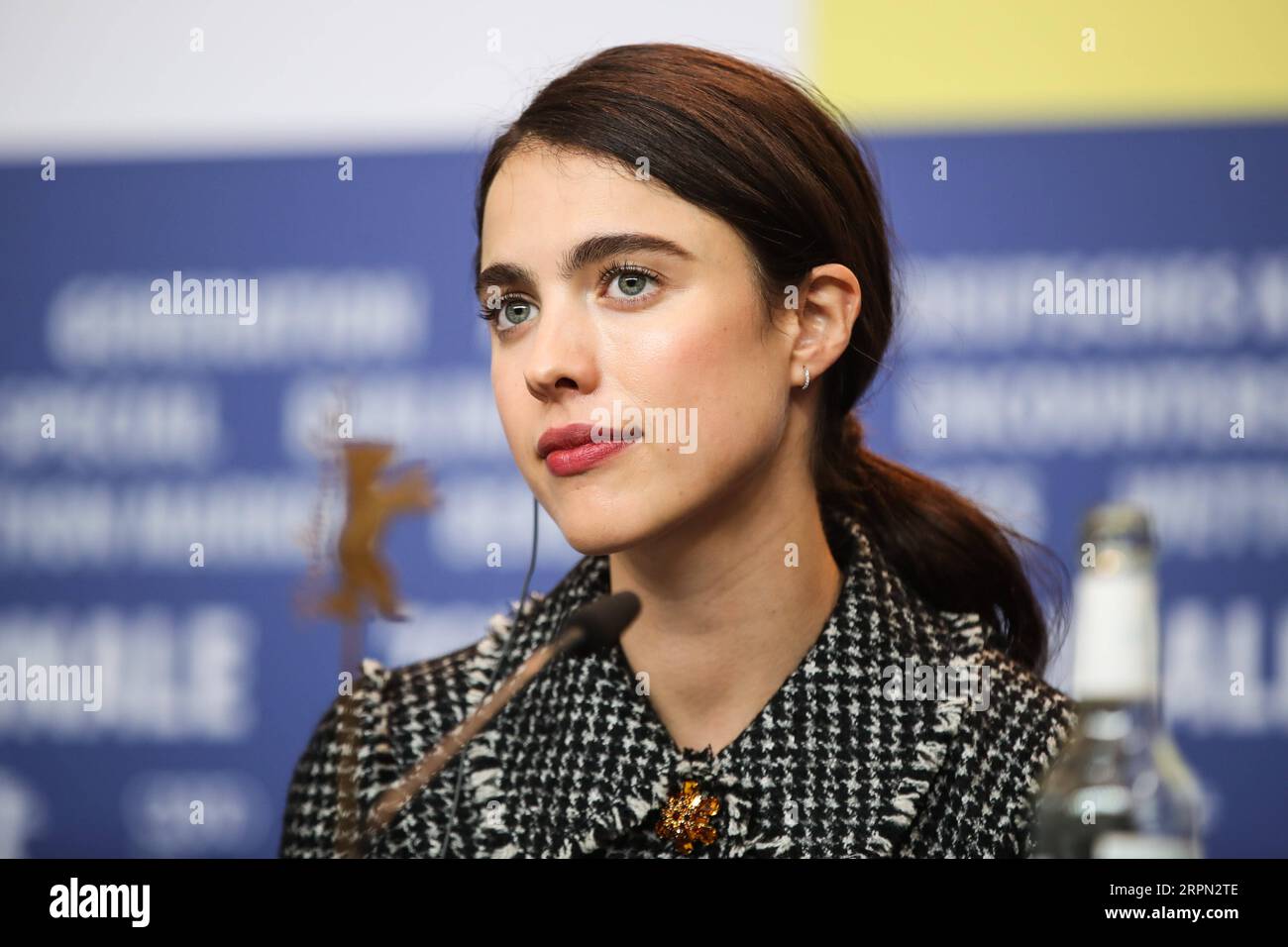 200220 -- BERLIN, 20 février 2020 -- l'actrice Margaret Qualley du film My Salinger Year assiste à un photocall lors du 70e Festival international du film de Berlin à Berlin, capitale de l'Allemagne, le 20 février 2020. ALLEMAGNE-BERLIN-BERLINALE 2020- MON ANNÉE SALINGER SHANXYUQI PUBLICATIONXNOTXINXCHN Banque D'Images