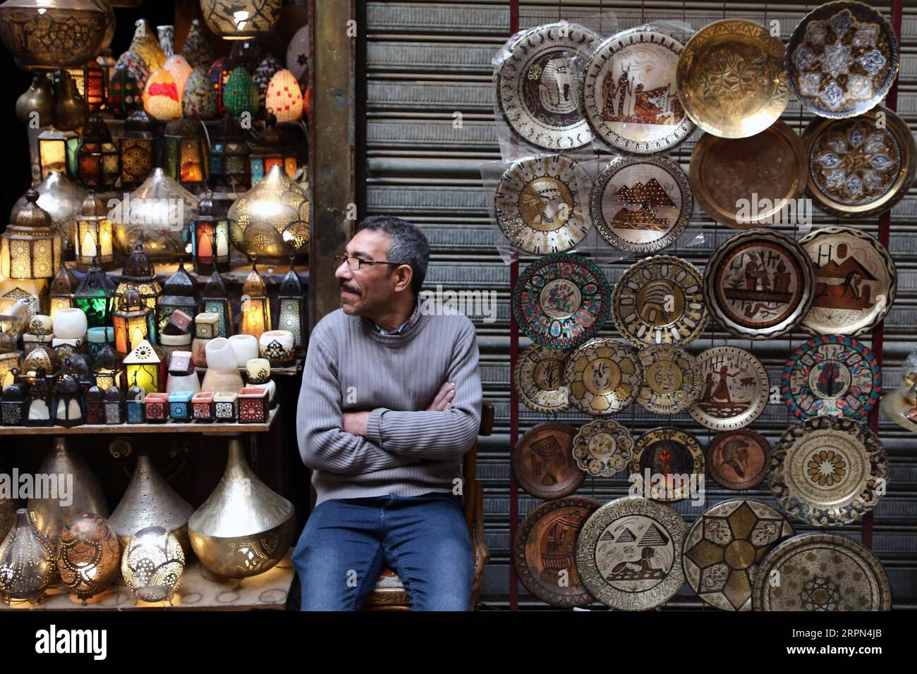 200222 -- LE CAIRE, le 22 février 2020 -- Un homme est assis près d'un étal dans le marché du bazar Khan el-Khalili au Caire, Égypte, le 16 février 2020. Ayant perdu sa scène typique de touristes étrangers en pleine effervescence, le marché égyptien de Khan el-Khalili, vieux de plusieurs siècles, dans le Vieux Caire, a été durement touché depuis la suspension des vols à destination et en provenance de la Chine plus tôt en février en raison de la nouvelle épidémie de coronavirus. POUR ALLER AVEC : caractéristique : le célèbre bazar égyptien aspire aux touristes chinois après la suspension des vols photo par /Xinhua EGYPT-CAIRO-BAZAAR-YEARNING-TOURISTES CHINOIS AhmedxGomaa PUBLICATIONxNOTxINxCHN Banque D'Images