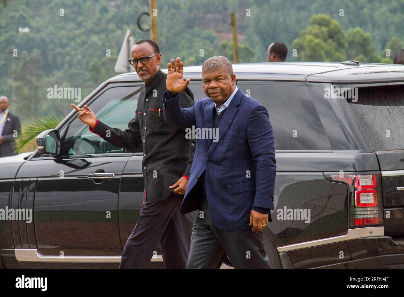 200222 -- KAMPALA, le 22 février 2020 -- le président rwandais Paul Kagame L et le président angolais Joao Lourenco arrivent au poste frontalier Gatuna-Katuna entre le Rwanda et l'Ouganda pour une réunion, le 21 février 2020. Les deux pays ont signé vendredi un traité d’extradition pour apaiser les tensions, car une frontière commune entre les deux pays voisins reste fermée depuis plus d’un an. Le traité, selon le communiqué publié à la fin de la réunion, a un cadre juridique pour traiter les activités subversives présumées pratiquées par les nationaux sur le territoire de l'autre partie. RWANDA-OUGANDA-RÉUNION-EXTRADITION T Banque D'Images