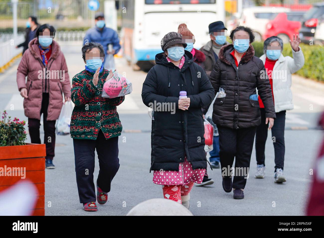 200223 -- WUHAN, 23 février 2020 -- des patients atteints de COVID-19 récupérés quittent le campus Zhongfaxincheng de l'hôpital de Tongji affilié à l'Université des sciences et technologies Huazhong à Wuhan, dans la province du Hubei du centre de la Chine, le 23 février 2020. Parmi les patients COVID-19 admis par le deuxième hôpital Xiangya de l’Université Central South de la province du Hunan, le premier lot de 11 patients présentant des symptômes sévères a été libéré du campus Zhongfaxincheng de l’hôpital Tongji affilié à l’Université Huazhong des sciences et technologies à Wuhan, avec le plus âgé de 82 ans et le plus jeune de 38 ans. CHINE-WUHAN- Banque D'Images