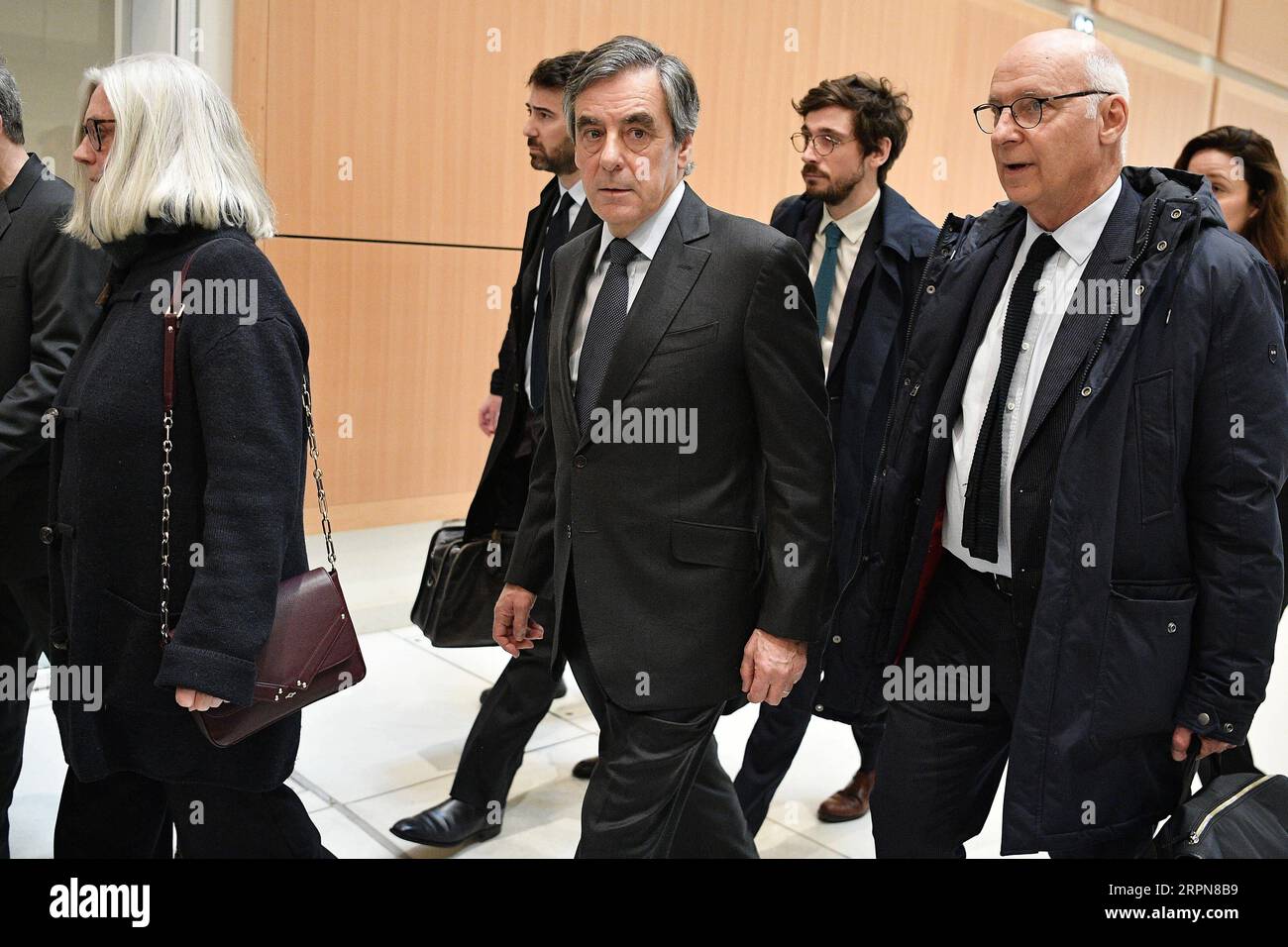 200224 -- PARIS, le 24 février 2020 Xinhua -- François Fillon C, front et son épouse Penelope Fillon L, front quittent un palais de justice à Paris, France, le 24 février 2020. L'ancien Premier ministre français François Fillon va faire face à un procès pour de fausses allégations d'emploi. Photo Jack Chan/Xinhua FRANCE-PARIS-FRANCOIS FILLON-TRIAL PUBLICATIONxNOTxINxCHN Banque D'Images