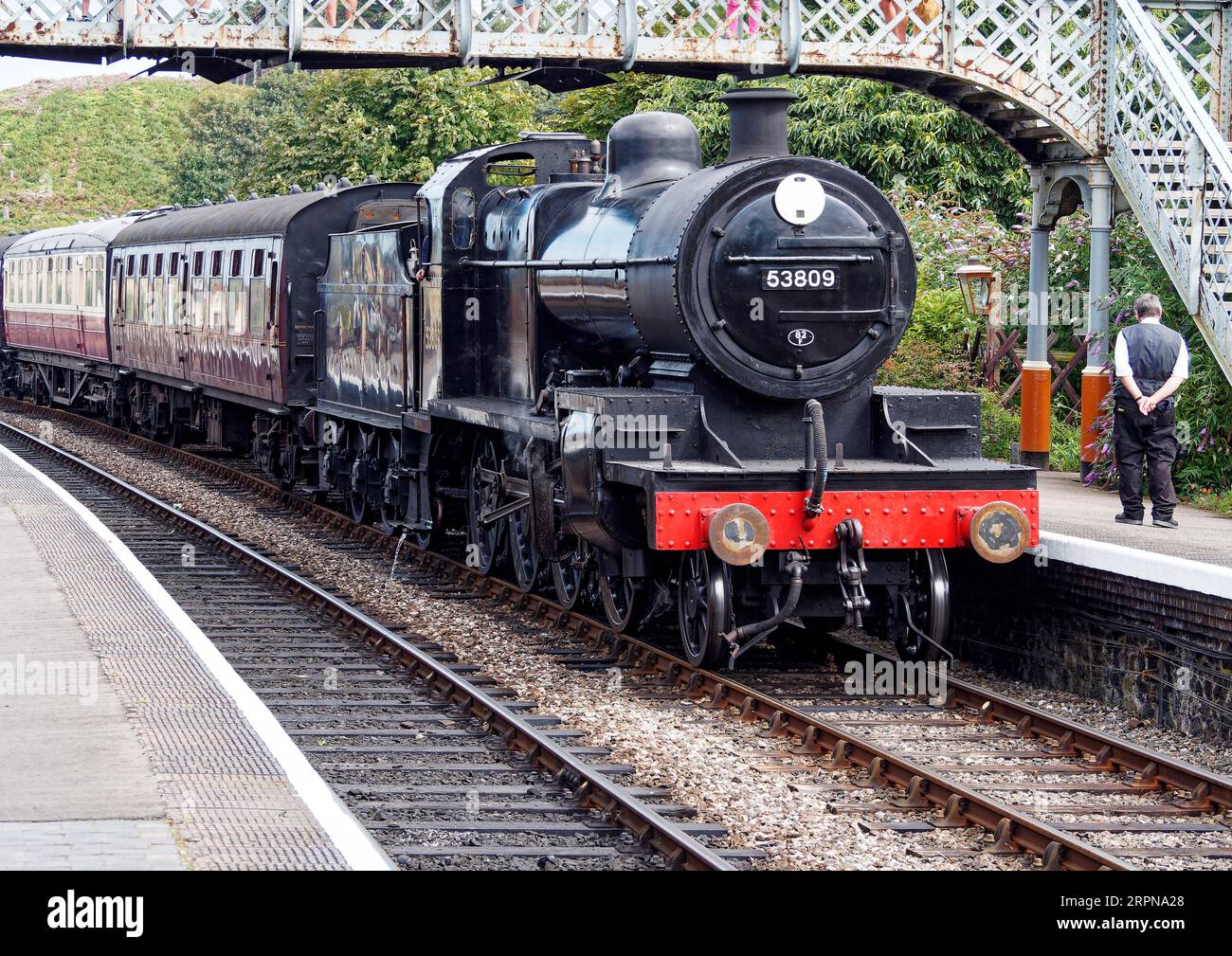 Le train à vapeur monté par la locomotive S&D 2-8-0 rejoint Weybourne Station sur le North Norfolk Railway avec un train pour Holt. Banque D'Images
