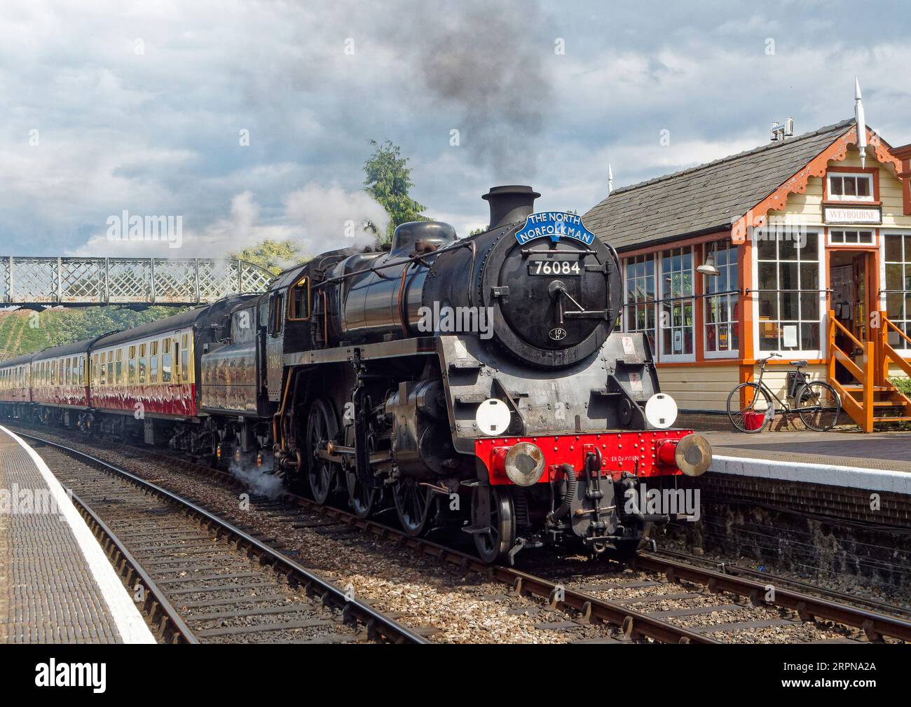 Train à vapeur remorqué par l'ex British Railways Standard Class 4MT 2-6-0 loco à la gare de Weybourne sur le North Norfolk Railway Banque D'Images