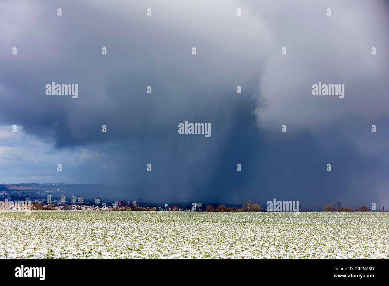 Une averse de neige traverse la vallée de l'Elbe en direction du centre-ville de Dresde Banque D'Images