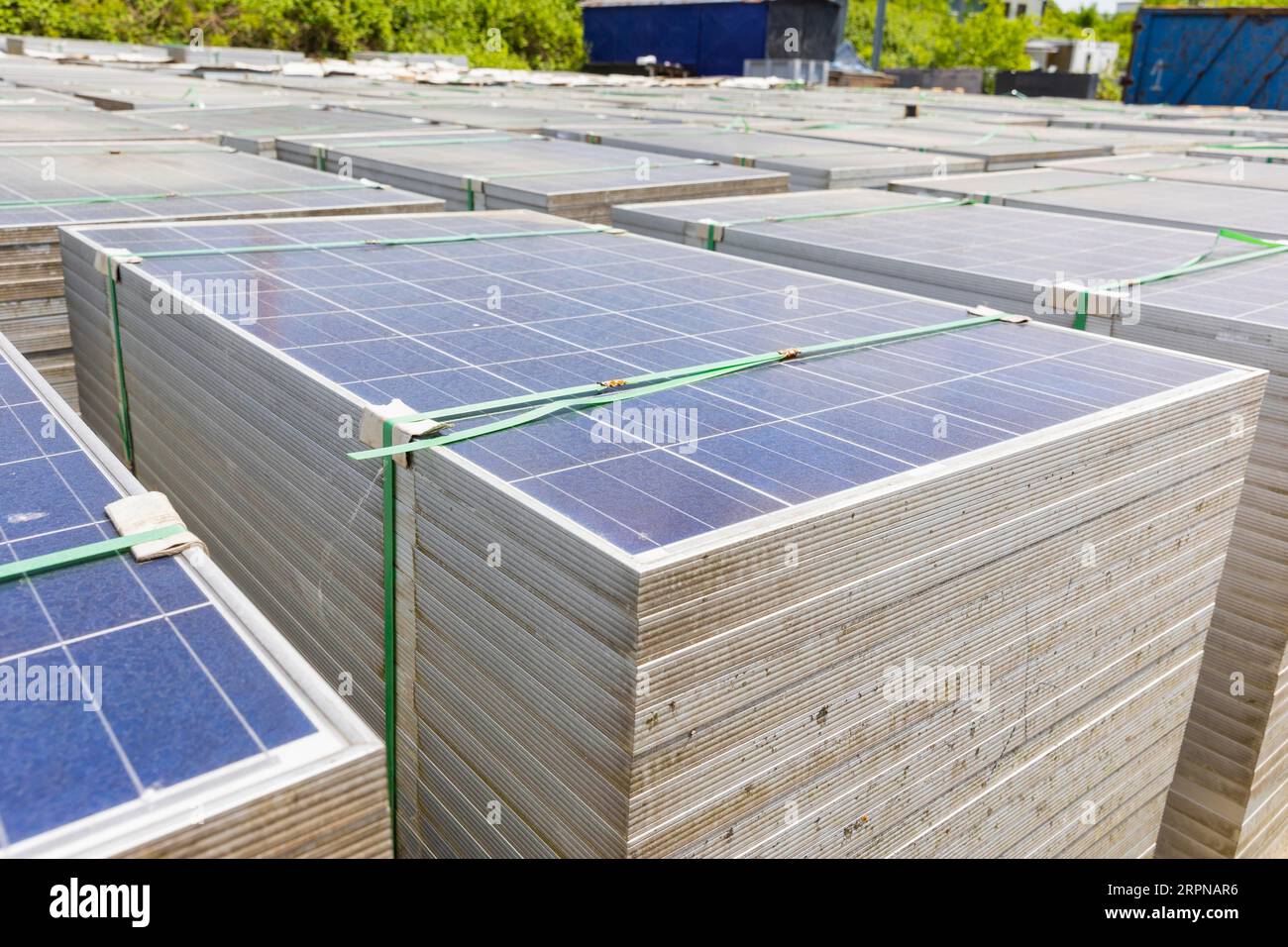 Les panneaux solaires usagés sont recyclés dans une entreprise ou, si les paramètres de performance mesurés sont corrects, proposés sur le marché de l’occasion Banque D'Images