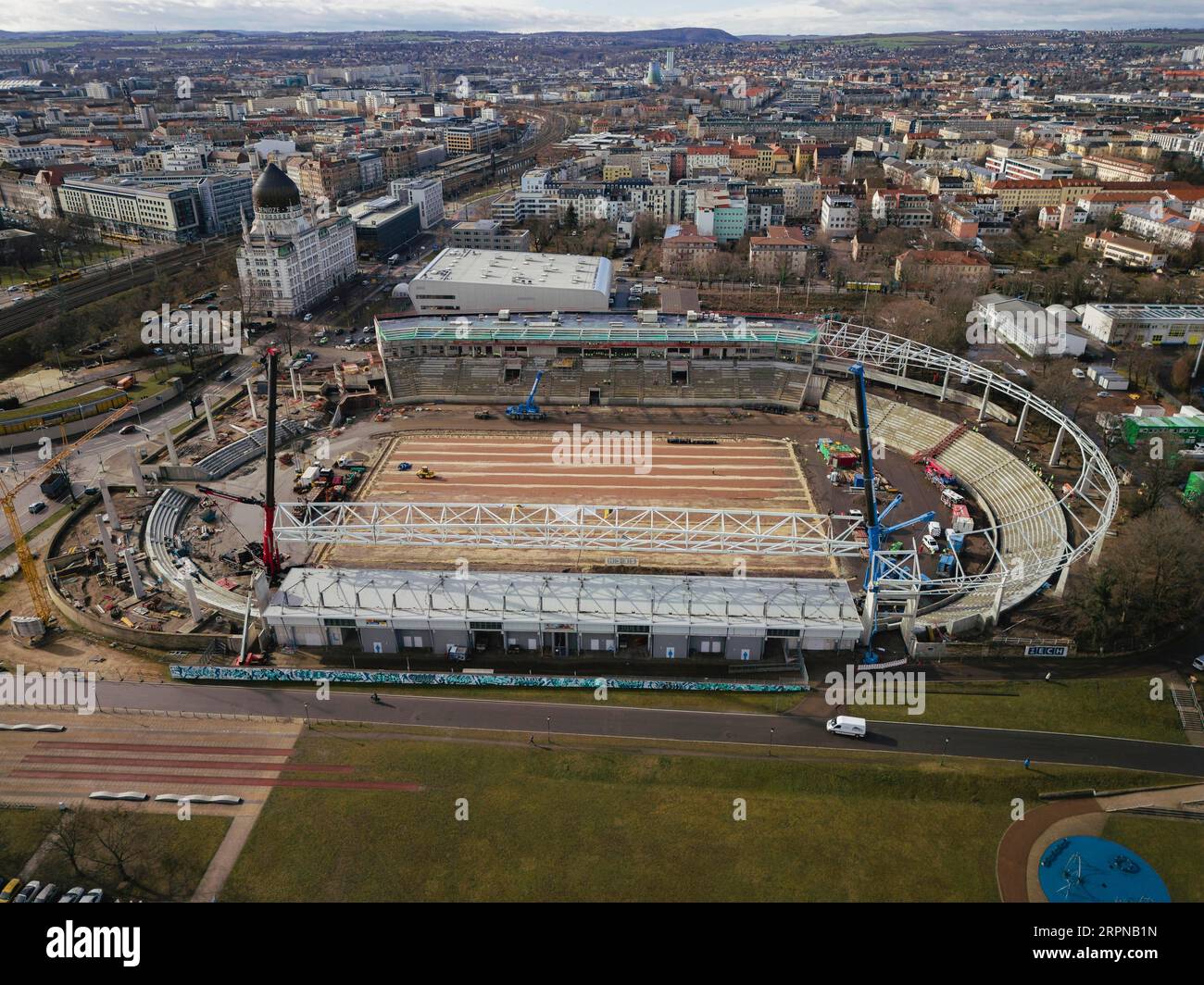 Assemblage de la poutre annulaire légère de 105 mètres de long au-dessus de la tribune nord du stade Heinz Steyer Banque D'Images