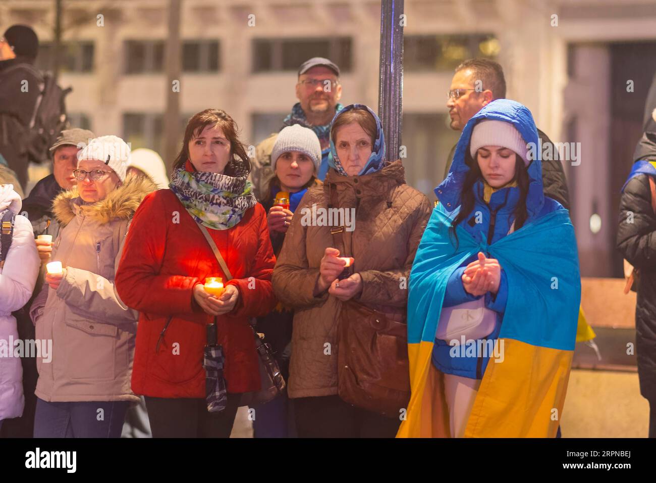 Pour le premier anniversaire de l'invasion russe de l'Ukraine, un grand rassemblement de solidarité des Dresdeners avec de nombreux réfugiés ukrainiens a eu lieu Banque D'Images