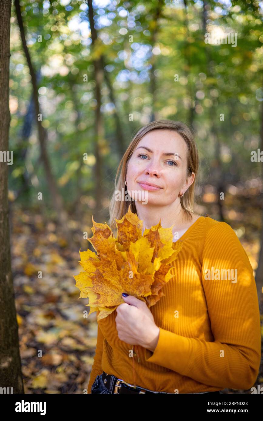 Belle femme dans le parc d'automne. bonheur, harmonie, soins de soi, relaxation et pleine conscience. Banque D'Images