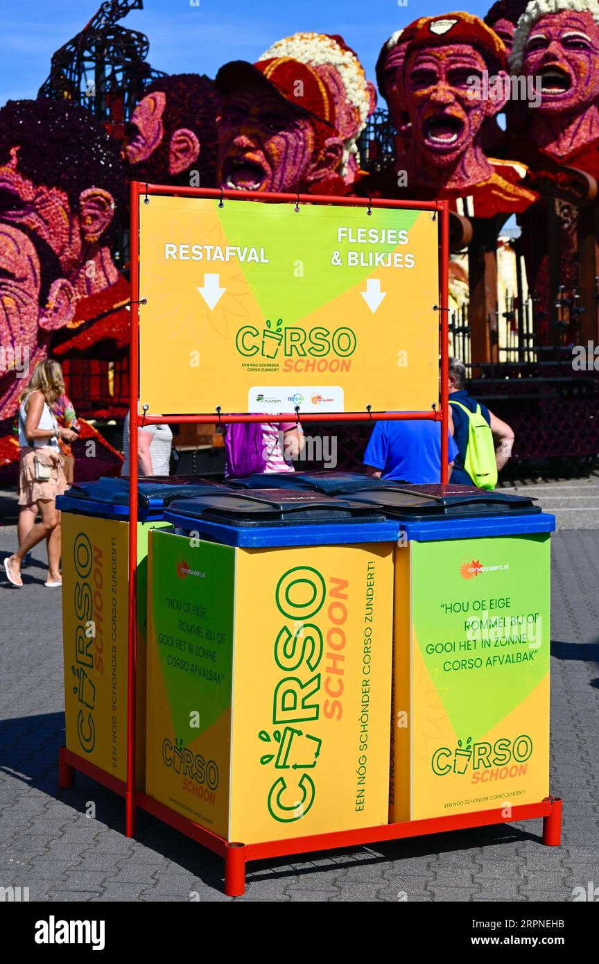 Poubelles avec un appel en Brabant accent pour déposer tous les déchets ici ; Flower Parade Zundert, 2023 Banque D'Images