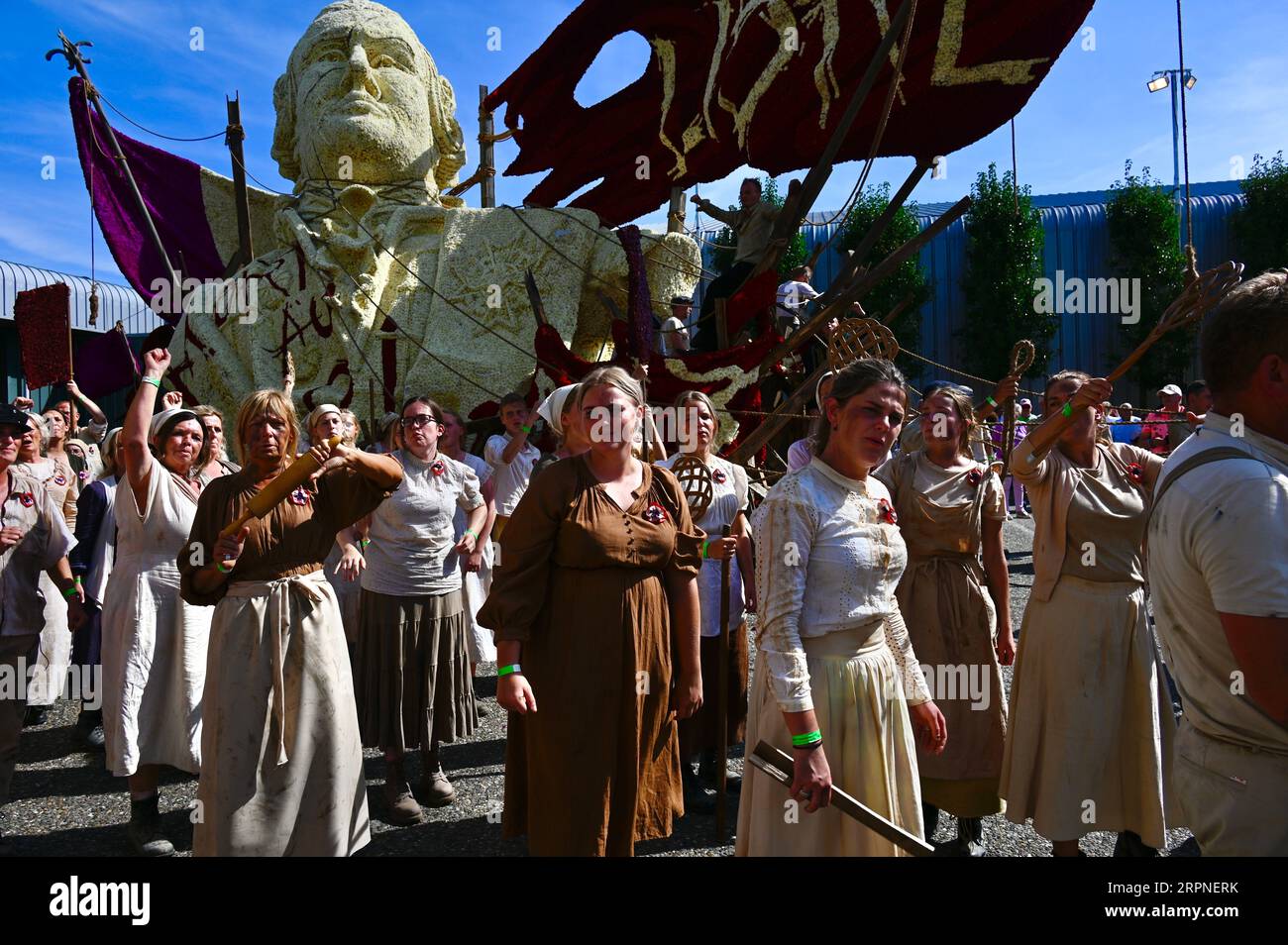 Acteurs locaux jouant avec ferveur la révolution dans le cadre de l'un des chars de la Zundert Flower Parade 2023 Banque D'Images