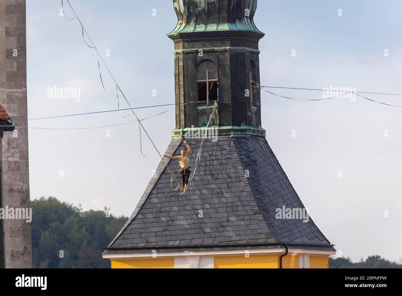 Highline et festival familial à Hohnstein les Highlines s'étendent sur les toits de Hohnstein et entre les rochers de grès, sur lesquels l'extrême audace Banque D'Images
