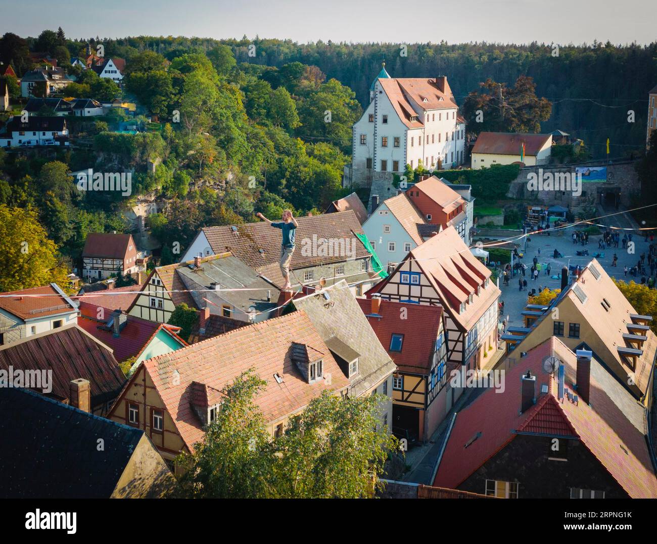 Highline et festival familial à Hohnstein les Highlines s'étendent sur les toits de Hohnstein et entre les rochers de grès, sur lesquels l'extrême audace Banque D'Images