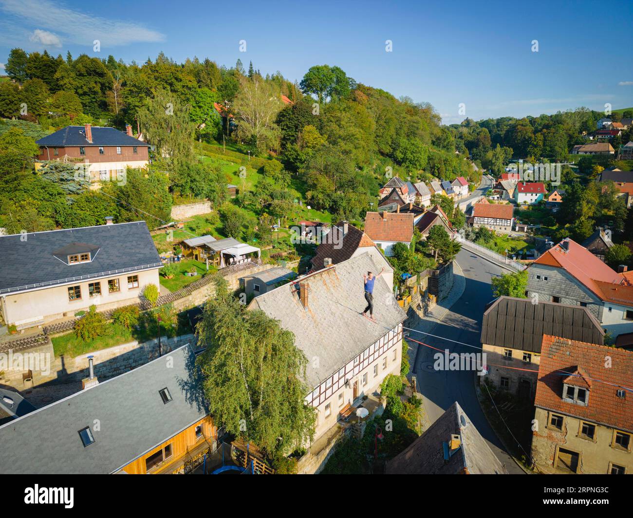Highline et festival familial à Hohnstein les Highlines s'étendent sur les toits de Hohnstein et entre les rochers de grès, sur lesquels l'extrême audace Banque D'Images