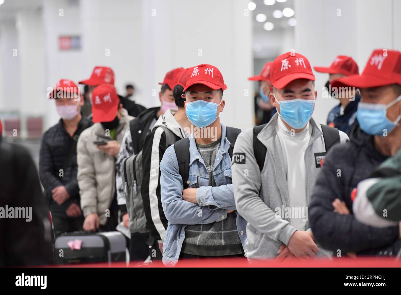200228 -- FUZHOU, 28 février 2020 -- des travailleurs migrants arrivent à l'aéroport de Changle à Fuzhou, capitale de la province du Fujian du sud-est de la Chine, le 27 février 2020. Le premier lot de 142 travailleurs migrants de la ville de Guyuan à la province du Fujian est arrivé jeudi par vol affrété. CHINE-NINGXIA-FUJIAN-TRAVAILLEURS MIGRANTS-RETOUR AU TRAVAIL CN JIANGXKEHONG PUBLICATIONXNOTXINXCHN Banque D'Images