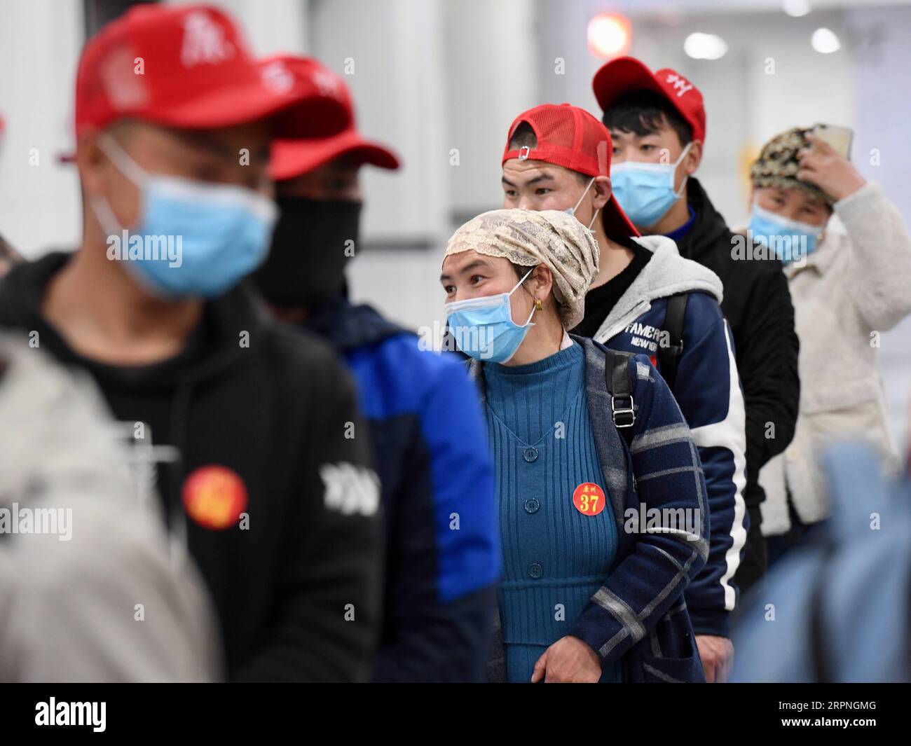 200228 -- FUZHOU, 28 février 2020 -- des travailleurs migrants arrivent à l'aéroport de Changle à Fuzhou, capitale de la province du Fujian du sud-est de la Chine, le 27 février 2020. Le premier lot de 142 travailleurs migrants de la ville de Guyuan à la province du Fujian est arrivé jeudi par vol affrété. CHINE-NINGXIA-FUJIAN-TRAVAILLEURS MIGRANTS-RETOUR AU TRAVAIL CN JIANGXKEHONG PUBLICATIONXNOTXINXCHN Banque D'Images