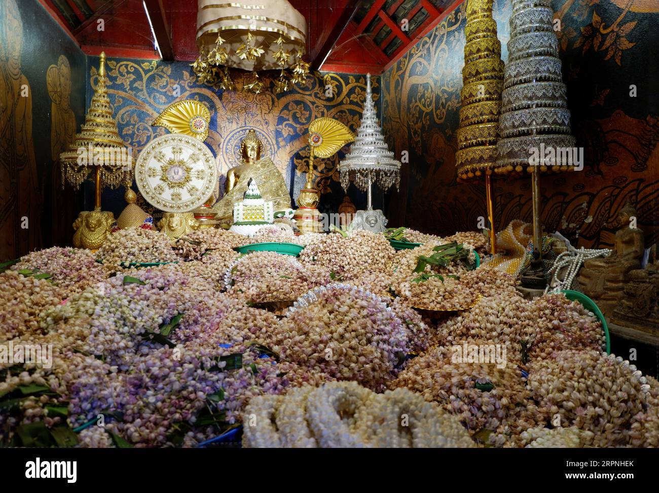 Beaucoup de fleurs de jasmin sont venues offrir à Phrajaotanjai au Wat Phra That Doi Kham. Banque D'Images