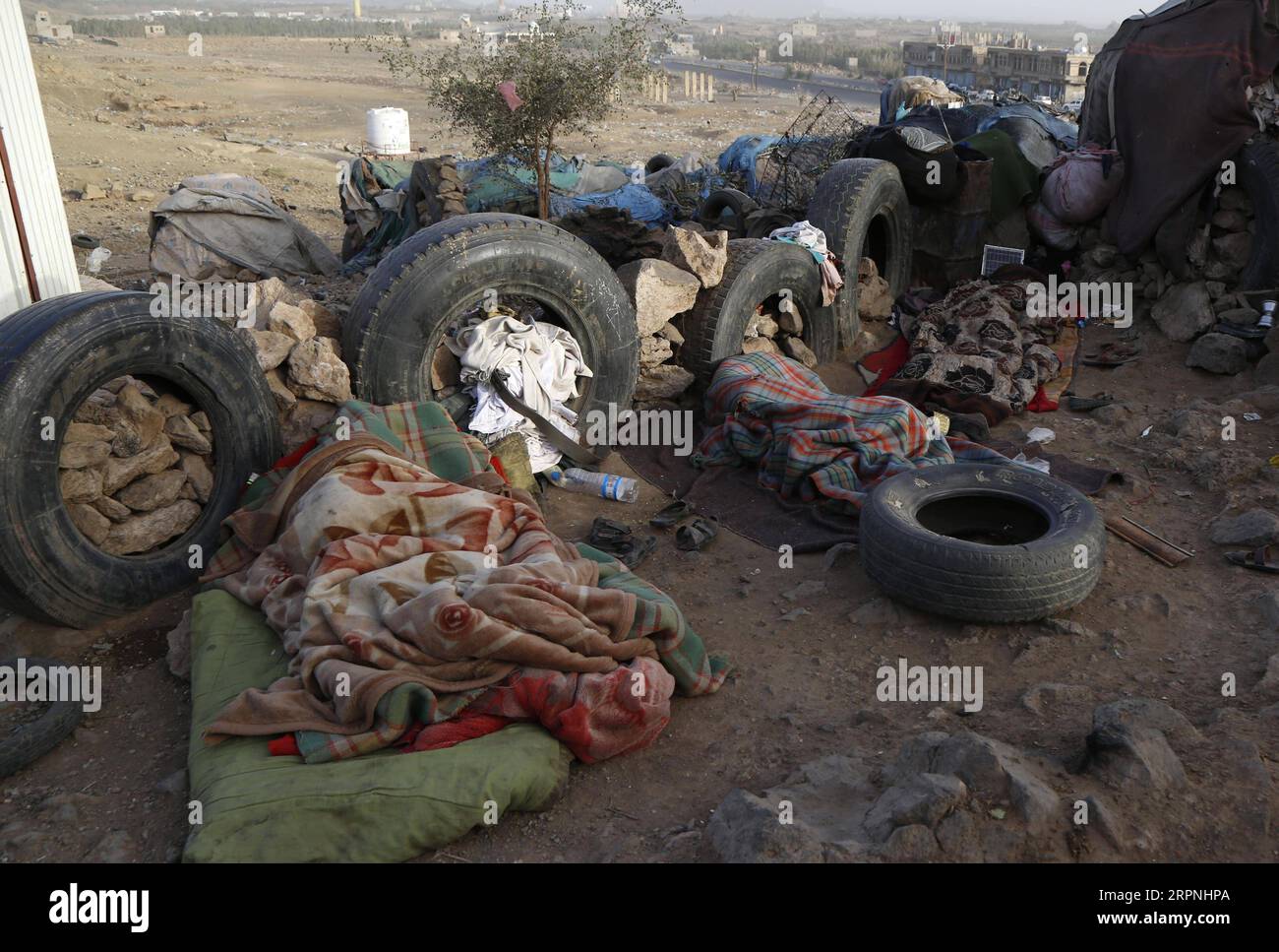 200229 -- SANAA, 29 février 2020 Xinhua -- des Yéménites dorment devant leur abri dans un camp de déplacés à Sanaa, Yémen, 29 février 2020. Photo de Mohammed Mohammed/Xinhua YÉMEN-SANAA-PERSONNES DÉPLACÉES PUBLICATIONxNOTxINxCHN Banque D'Images