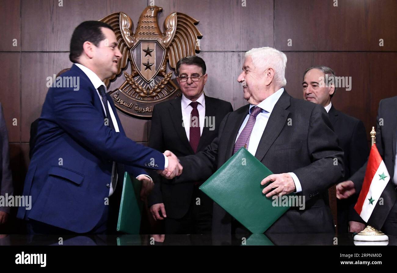 200302 -- DAMAS, le 2 mars 2020 -- le ministre syrien des Affaires étrangères Walid al-Moallem R serre la main du ministre libyen des Affaires étrangères et de la coopération internationale Abdul-Hadi al-Hawaij à Damas, en Syrie, le 1 mars 2020. Le gouvernement syrien et une délégation diplomatique libyenne en visite ont signé dimanche un protocole d’accord concernant la réactivation des missions diplomatiques entre les deux pays, selon l’agence de presse d’État SANA. Photo de /Xinhua SYRIA-DAMAS-LIBYE-DÉLÉGATION AmmarxSafarjalani PUBLICATIONxNOTxINxCHN Banque D'Images