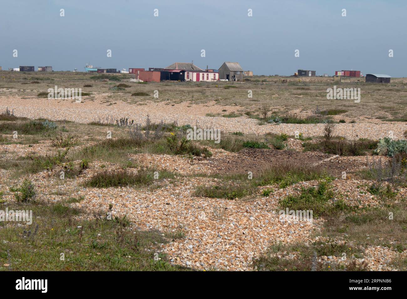 Cabanes de pêcheurs sur la plage de galets sur la côte à Dungeness, Kent. Angleterre Royaume-Uni Banque D'Images