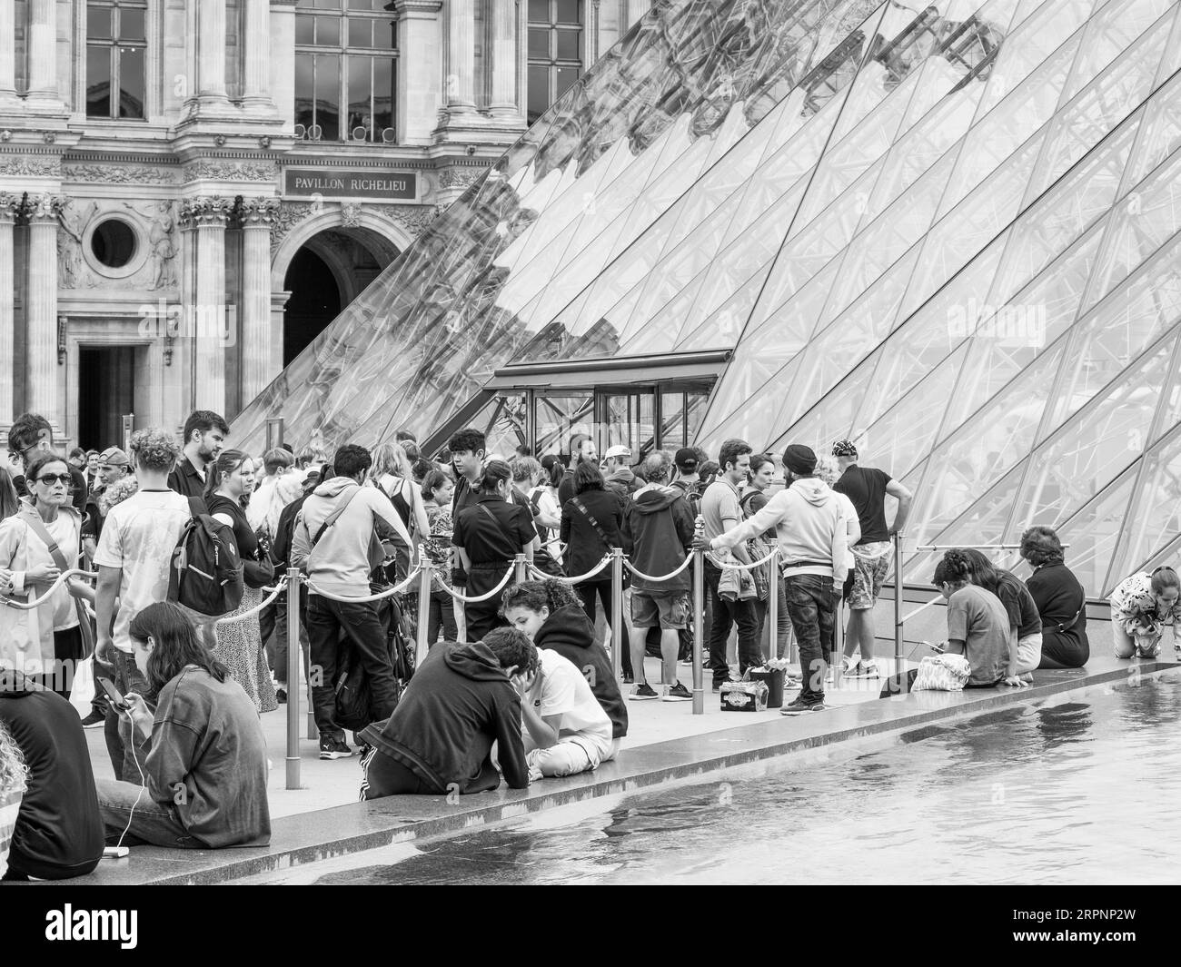 File d'attente noire et blanche des touristes, Musée du Louvre, Paris, France, Europe, UE. Banque D'Images