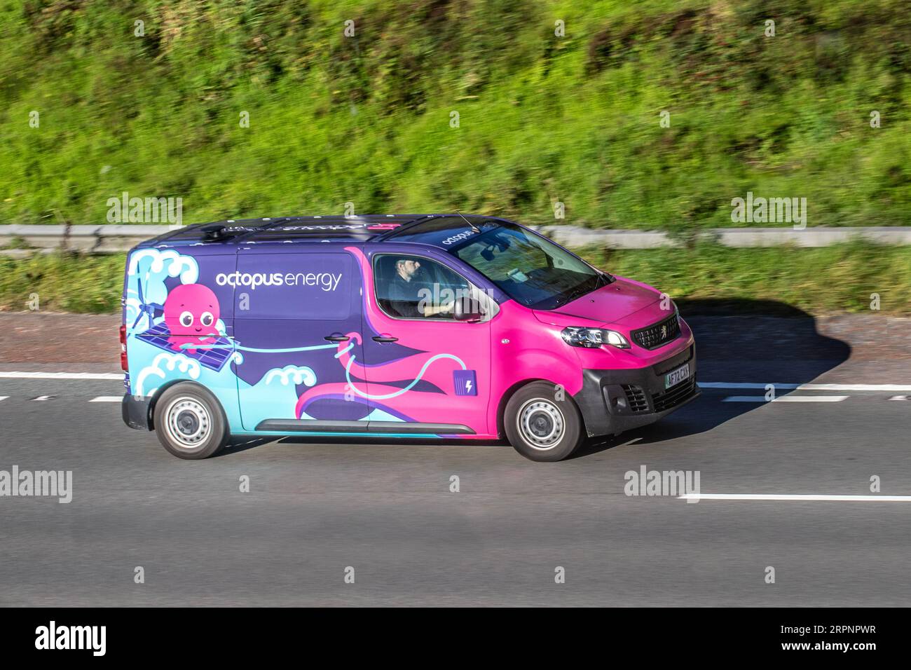OCTOPUS Energy 2022 décoré Peugeot Expert Professional L1 EV, 136 Electric 50Kwh XS1000 L1H1 SWB Auto Start/Stop LCV Electricité 100 kW ; se déplaçant à grande vitesse sur l'autoroute M6 dans le Grand Manchester, Royaume-Uni Banque D'Images