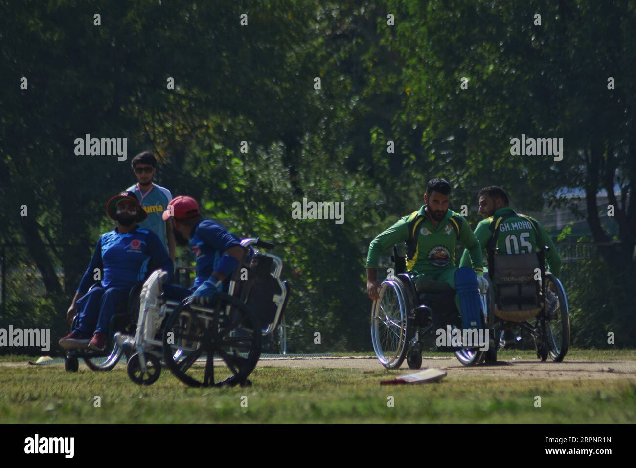 Srinagar, Inde. 04 septembre 2023. Les joueurs locaux de cricket en fauteuil roulant en action lors du match de cricket en fauteuil roulant entre Srinagar et Budgam au TRC Cricket Ground à Srinagar le 04 septembre 2023. (Photo de Mubashir Hassan/Pacific Press) crédit : Pacific Press Media production Corp./Alamy Live News Banque D'Images