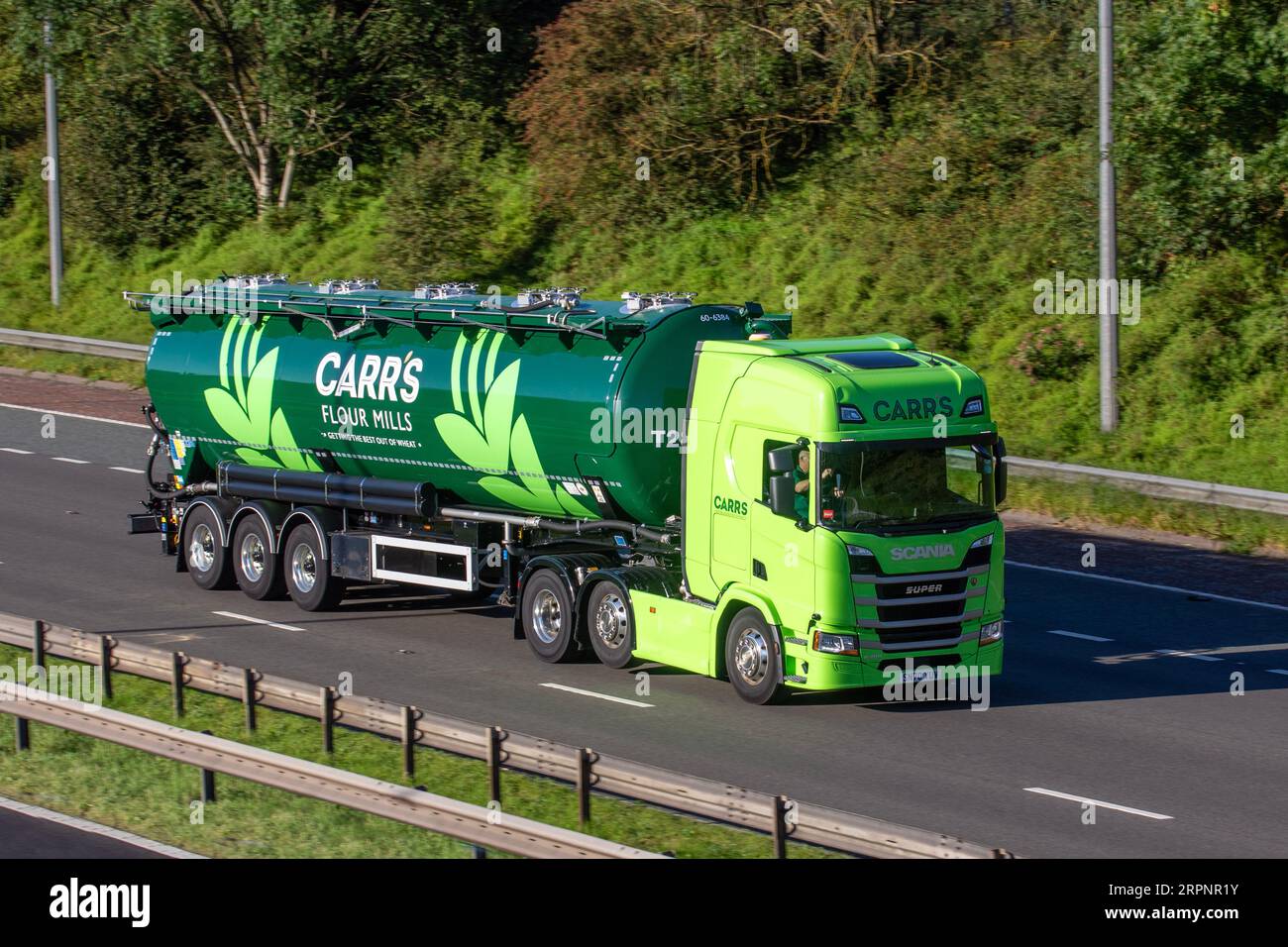 CARR'S Flour Mills Green Conical Tanker & Scania Super Tractor Uni ; se déplaçant à grande vitesse sur l'autoroute M6 dans le Grand Manchester, Royaume-Uni Banque D'Images