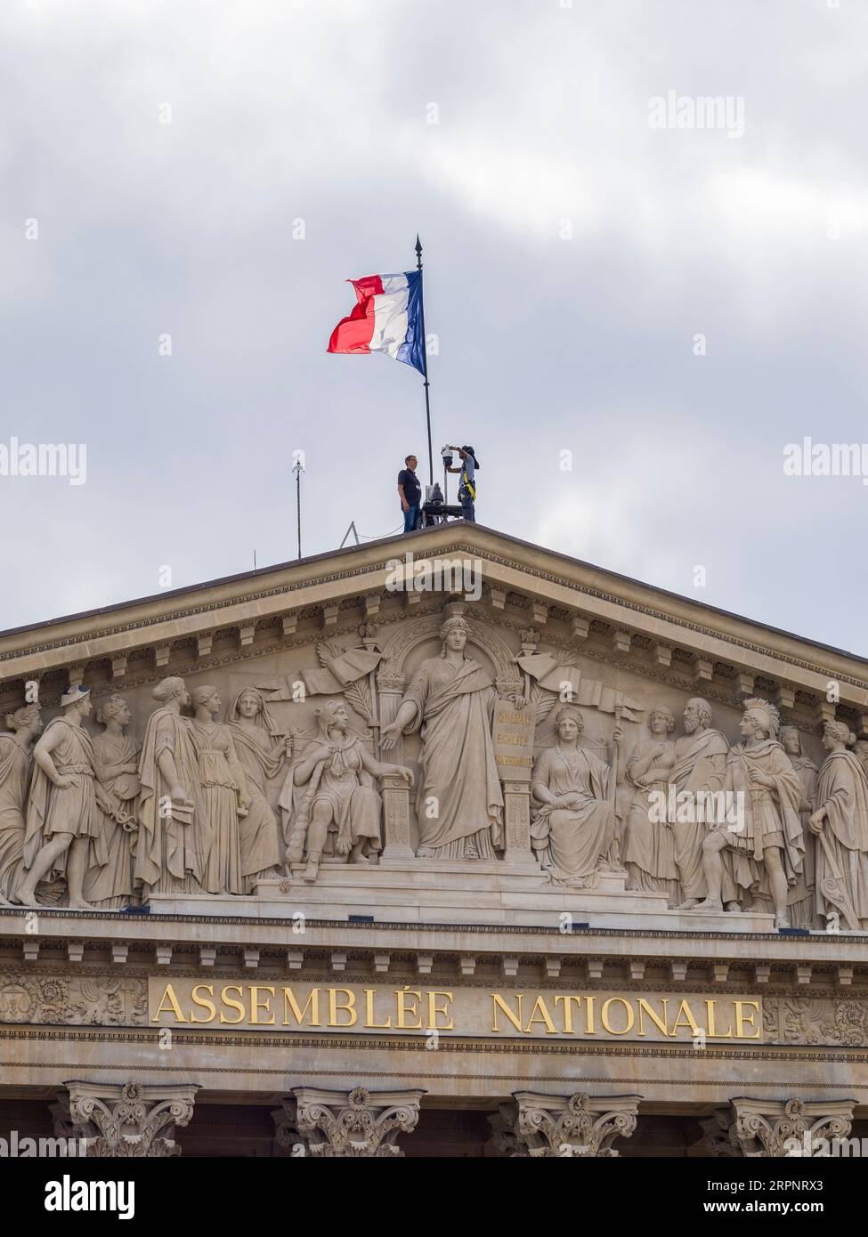 Ouvriers, réparation de caméra de sécurité, sous le drapeau français, Assemblée nationale française, Paris, France, Europe, UE. Banque D'Images