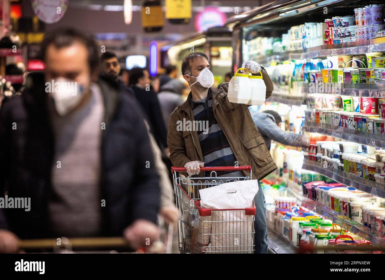200306 -- IRAN, 6 mars 2020 -- des personnes portant des masques font des achats dans un centre commercial dans le nord de Téhéran, en Iran, le 5 mars 2020. L’Iran a lancé jeudi un plan national pour lutter contre la nouvelle épidémie de coronavirus, dont le nombre de morts a grimpé au-dessus de 100. Photo par /Xinhua IRAN-TÉHÉRAN-NOVEL CORONAVIRUS-CENTRE COMMERCIAL AhmadxHalabisaz PUBLICATIONxNOTxINxCHN Banque D'Images