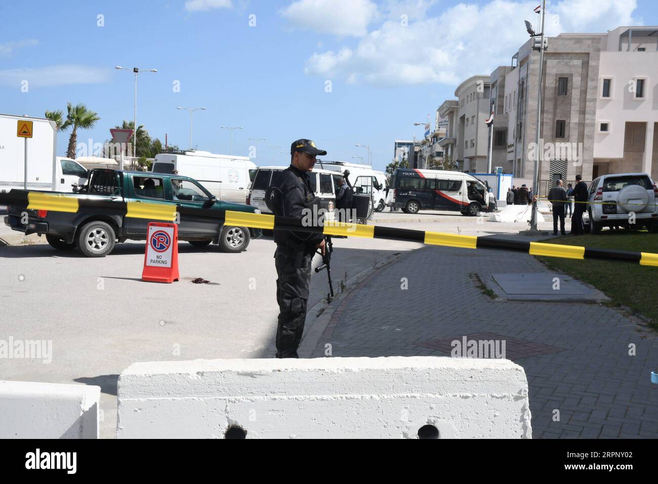 200306 -- TUNIS, le 6 mars 2020 Xinhua -- des agents de sécurité tunisiens bloquent le site d'un attentat suicide à Tunis, Tunisie, le 6 mars 2020. Deux kamikazes, au volant d'un scooter, se sont fait exploser vendredi près de l'ambassade américaine à Tunis, a déclaré un communiqué du ministère tunisien de l'intérieur. Photo Adele Ezzine/Xinhua TUNISIE-TUNIS-ATTENTAT SUICIDE PUBLICATIONxNOTxINxCHN Banque D'Images