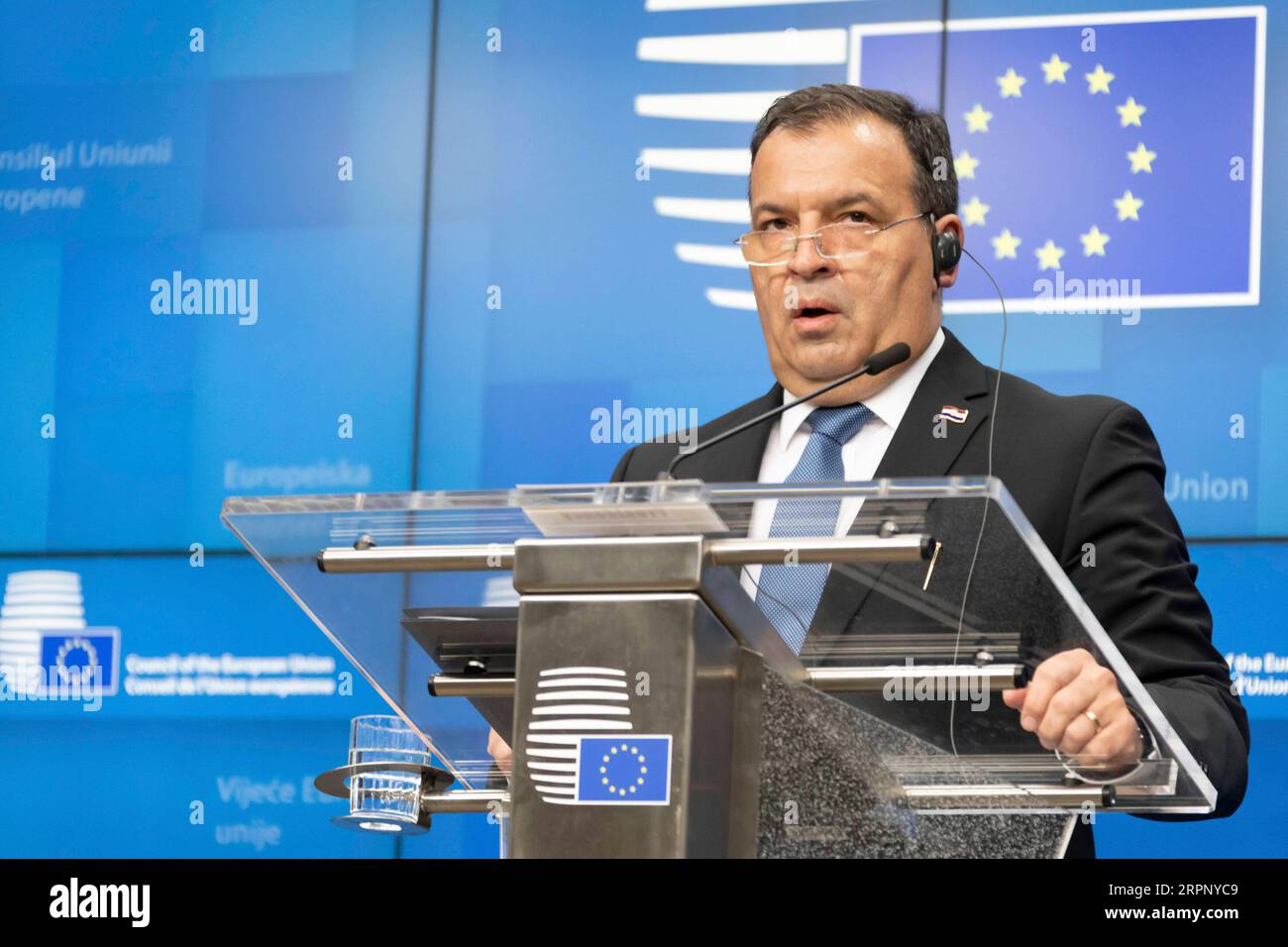 200307 -- BRUXELLES, le 7 mars 2020 Xinhua -- le ministre croate de la Santé, Vili Beros, prend la parole lors d'une conférence de presse après le Conseil des Affaires sanitaires de l'UE à Bruxelles, en Belgique, le 6 mars 2020. Les ministres de la Santé des États membres de l'Union européenne se sont réunis ici vendredi, appelant à renforcer la solidarité, la coopération et l'échange d'informations pour lutter contre la propagation de la maladie. Photo Riccardo Pareggiani/Xinhua BELGIQUE-BRUXELLES-UE-RÉUNION DES MINISTRES DE LA SANTÉ-COVID-19 PUBLICATIONxNOTxINxCHN Banque D'Images