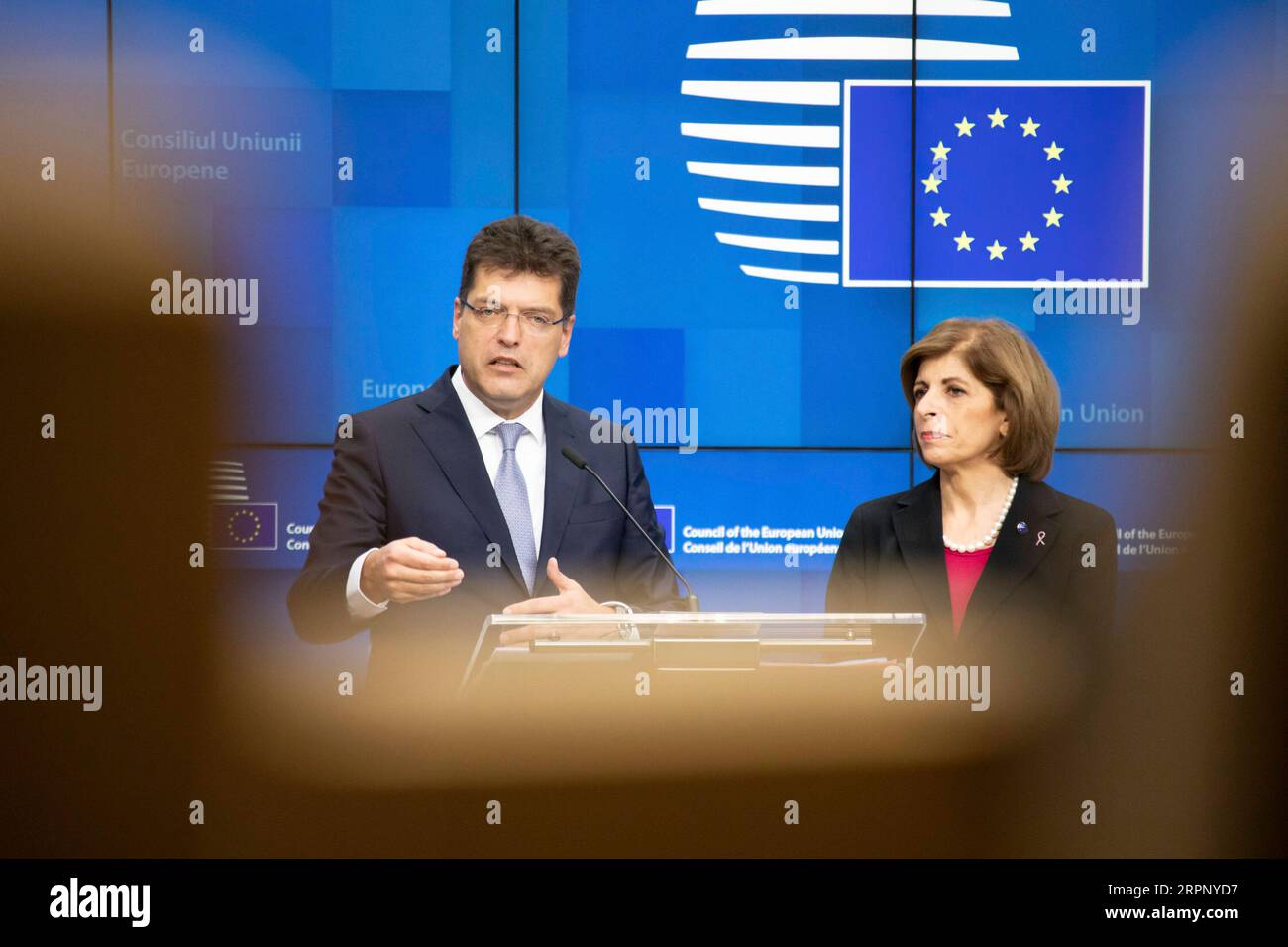 200307 -- BRUXELLES, le 7 mars 2020 Xinhua -- Janez Lenarcic L, commissaire européen chargé de la gestion des crises, et Stella Kyriakides, commissaire européenne chargée de la santé et de la sécurité alimentaire, assistent à une conférence de presse après le Conseil des affaires de santé de l'UE à Bruxelles, Belgique, le 6 mars 2020. Les ministres de la Santé des États membres de l'Union européenne se sont réunis ici vendredi, appelant à renforcer la solidarité, la coopération et l'échange d'informations pour lutter contre la propagation de la maladie. Photo Riccardo Pareggiani/Xinhua BELGIQUE-BRUXELLES-UE-RÉUNION DES MINISTRES DE LA SANTÉ-COVID-19 PUBLICATIONxNOTxINxCHN Banque D'Images