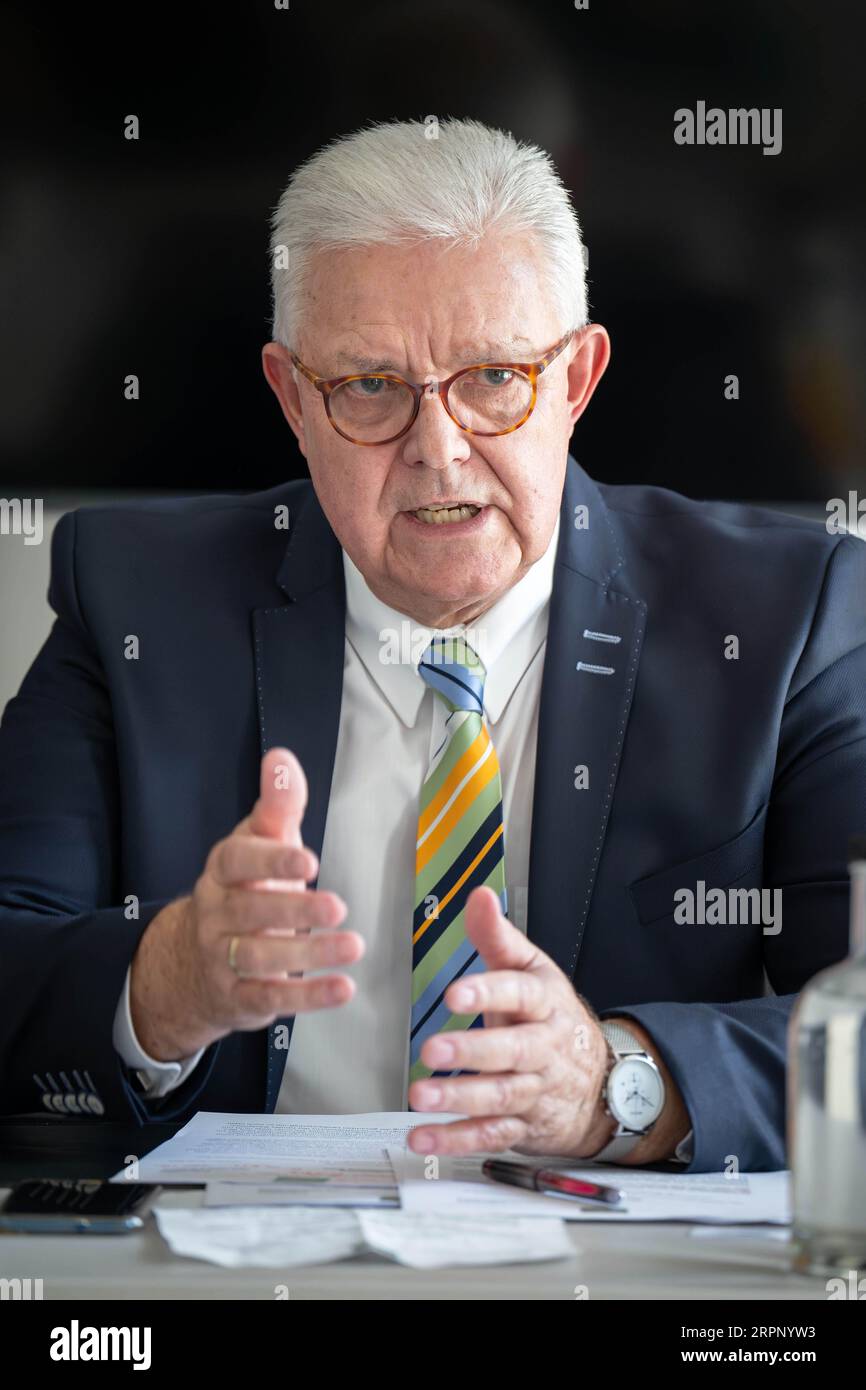 05 septembre 2023, Basse-Saxe, Dötlingen : Friedrich-Otto Ripke, président de l'Association des volailles de Basse-Saxe (NGW), prend la parole lors d'une conférence de presse. L'occasion est l'assemblée générale de l'industrie avicole de Basse-Saxe (NGW). La NGW avec siège à Oldenburg représente 1600 membres selon ses propres données. En Basse-Saxe, la plupart des volailles sont conservées dans une comparaison nationale. Photo : Sina Schuldt/dpa Banque D'Images