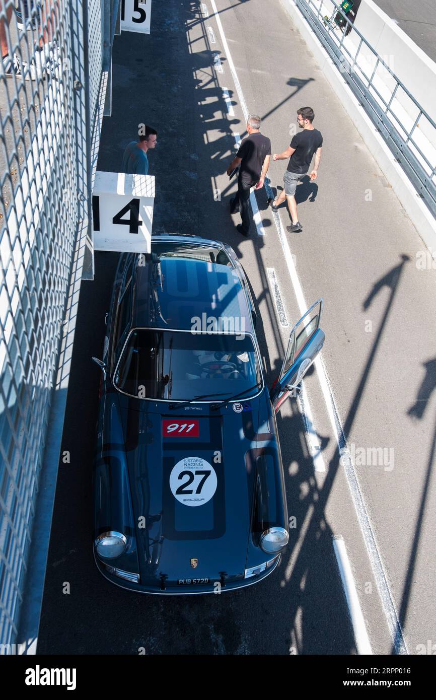 Voiture de sport Porsche 911 grise 1965 dans la voie des stands lors d'une journée d'essai pour Revival sur le circuit de course automobile Goodwood, Chichester, West Sussex, Royaume-Uni Banque D'Images